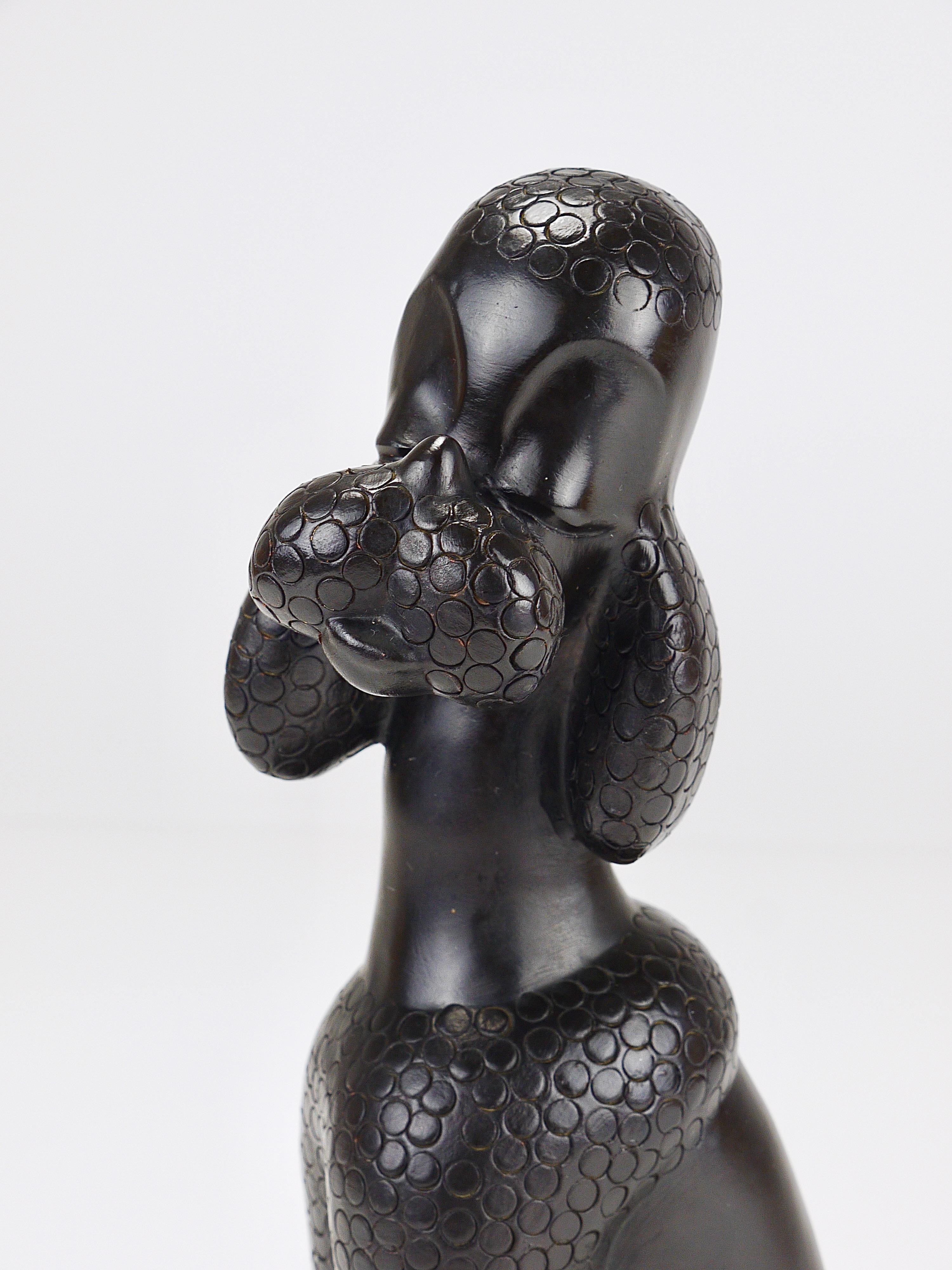 Vernissé Charmante sculpture de chien caniche par Leopold Anzengruber, Autriche, années 1950 en vente