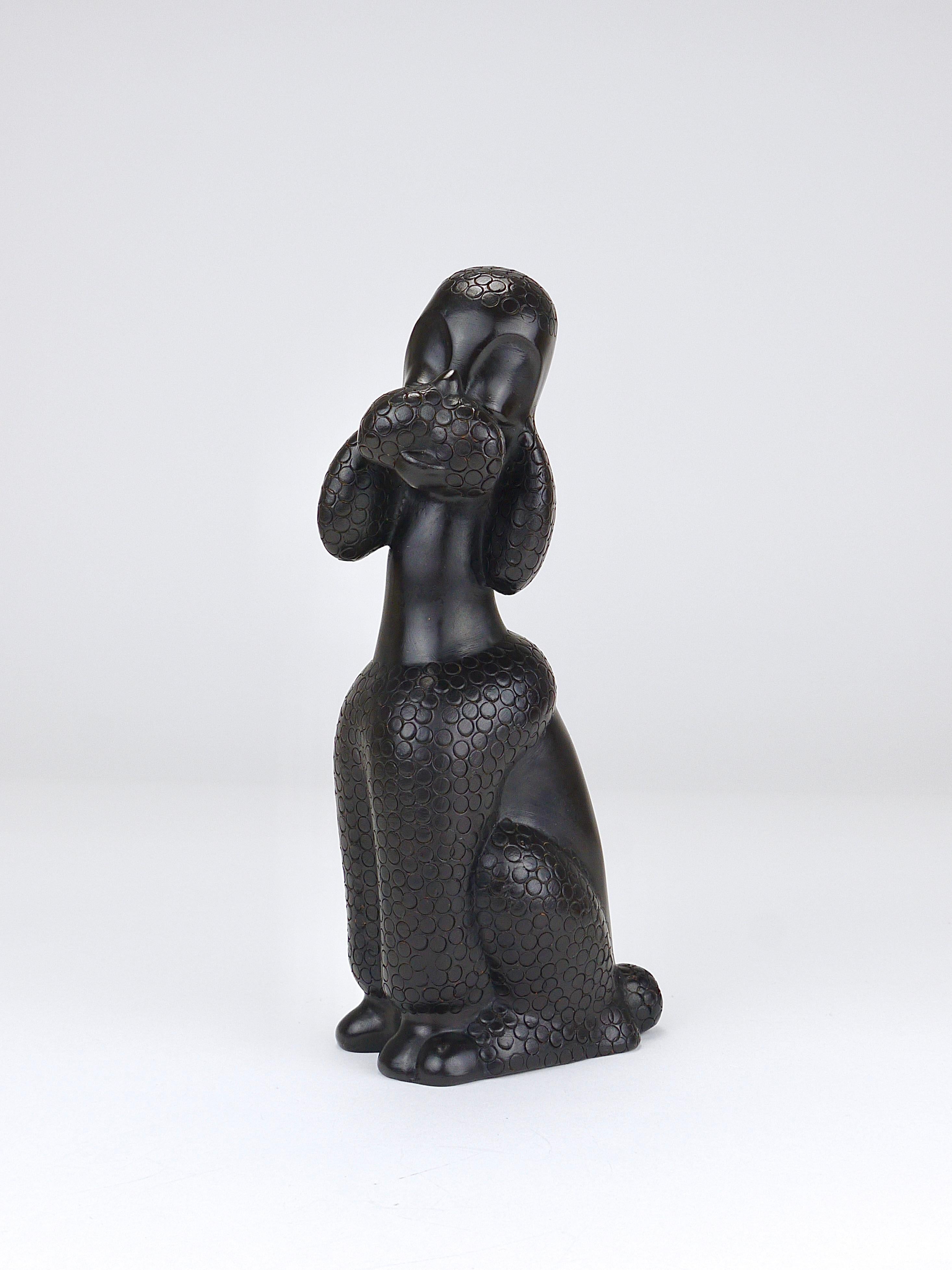 Charmante sculpture de chien caniche par Leopold Anzengruber, Autriche, années 1950 Bon état - En vente à Vienna, AT
