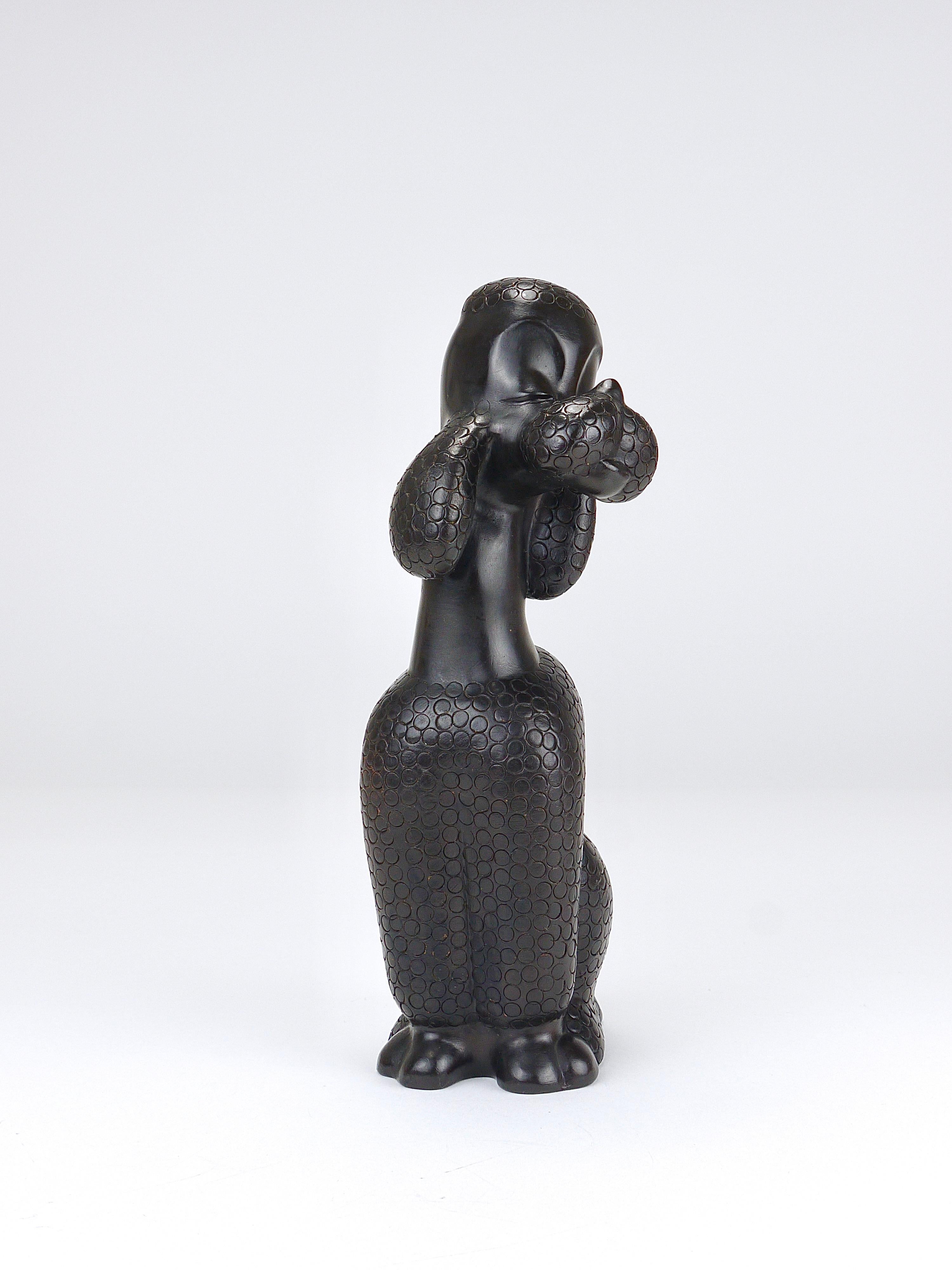 20ième siècle Charmante sculpture de chien caniche par Leopold Anzengruber, Autriche, années 1950 en vente