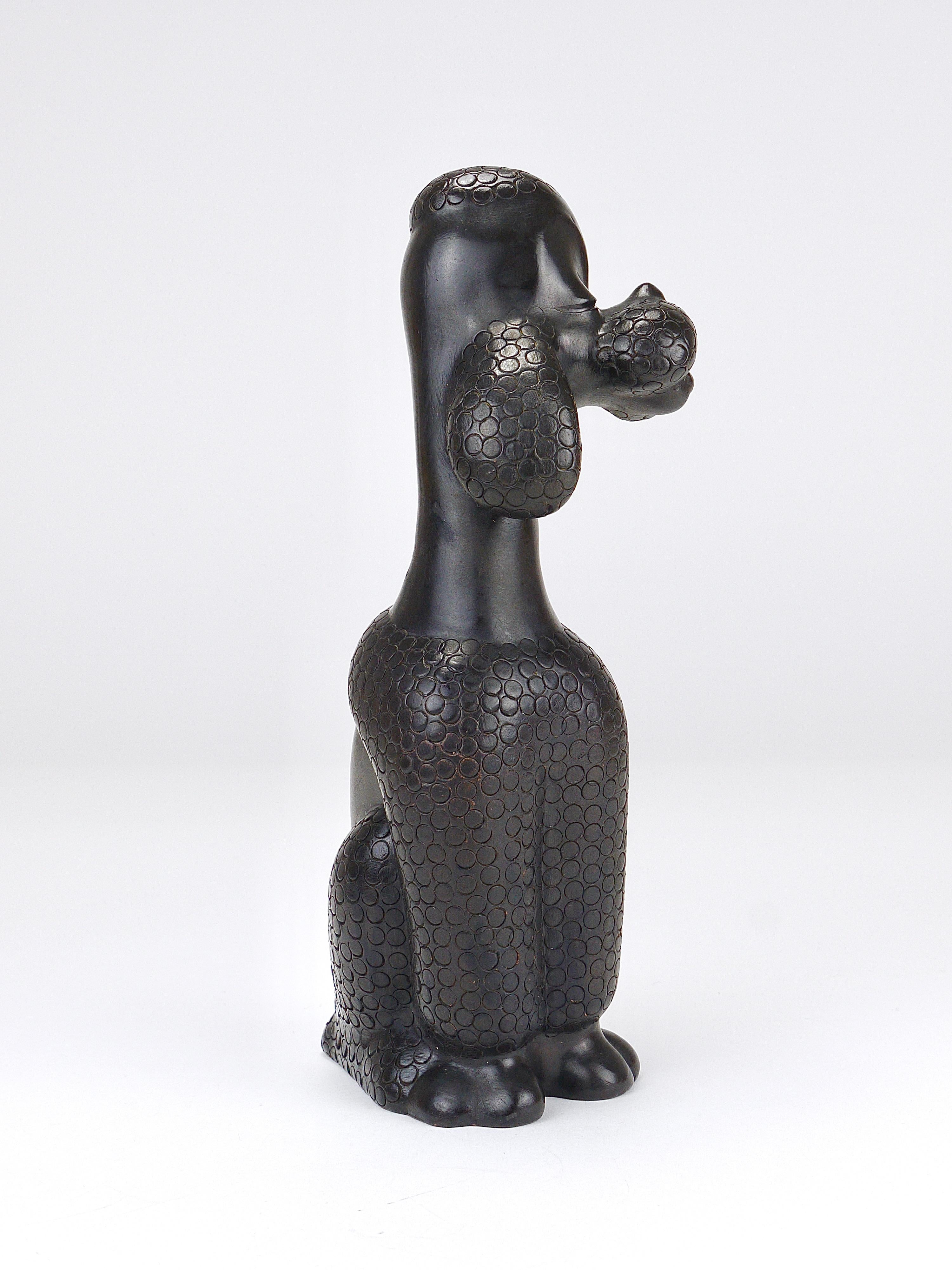 Charmante sculpture de chien caniche par Leopold Anzengruber, Autriche, années 1950 en vente 1