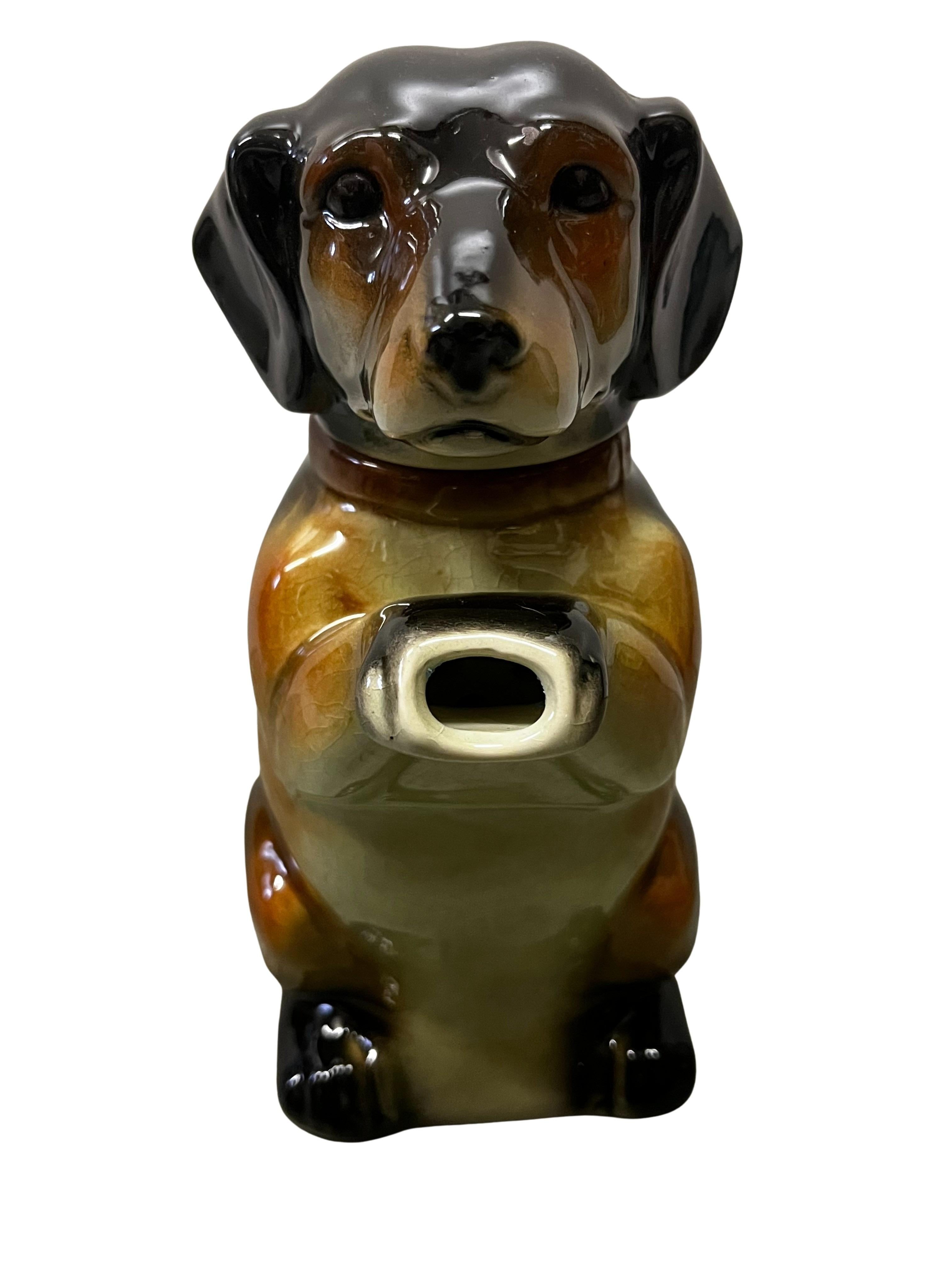 Graziosa teiera o caffettiera a forma di cane, un bassotto, risalente al 1938-42 in Germania.

Un oggetto meraviglioso, realizzato in ceramica, questa forma speciale presenta un popolare motivo a bassotto. Anche i colori sono molto dettagliati e