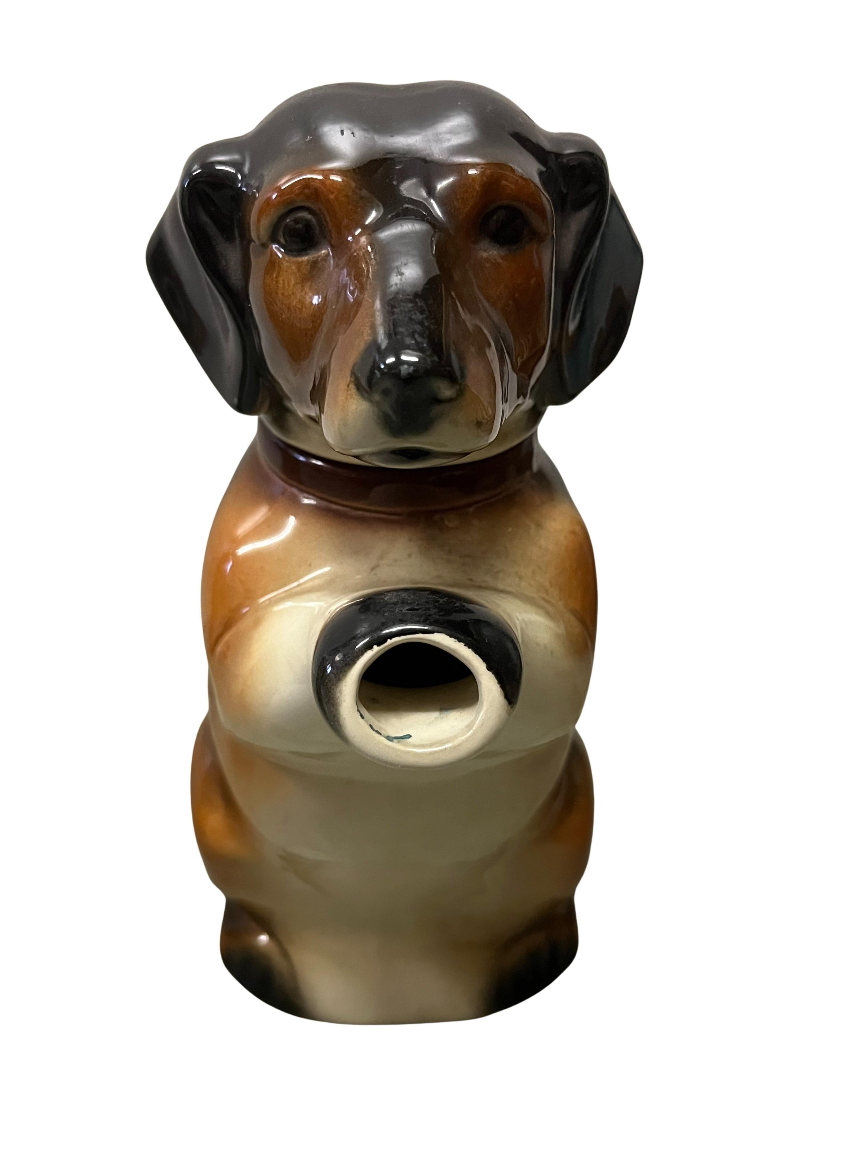 Graziosa teiera o caffettiera a forma di cane, un bassotto, risalente agli anni '40 in Germania.

Un oggetto meraviglioso, realizzato in ceramica, questa forma speciale presenta un popolare motivo a bassotto. Anche i colori sono molto dettagliati e