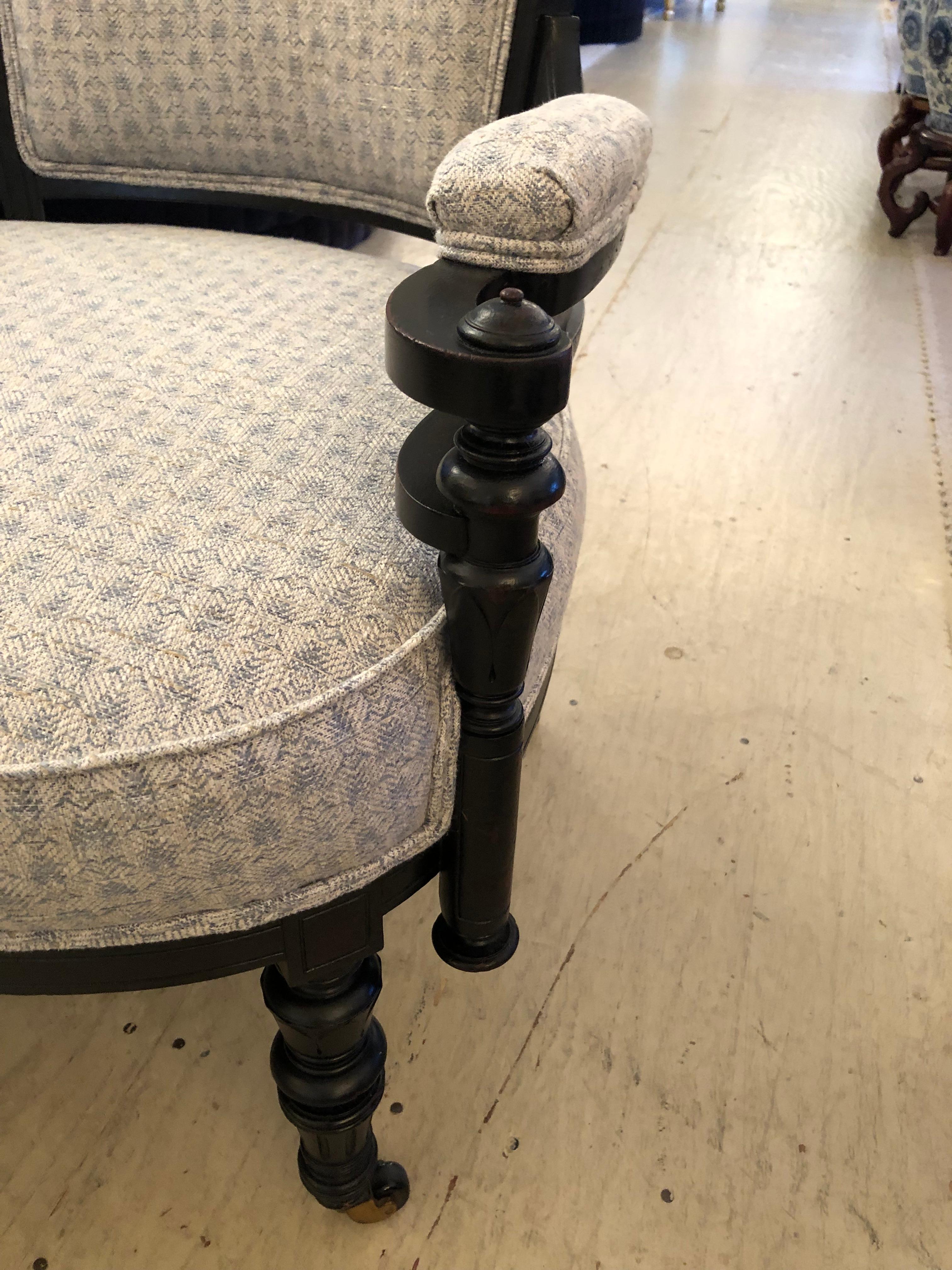Charmanter ebonisierter viktorianischer Sessel, neu gepolstert in Hellblau  (Polster) im Angebot