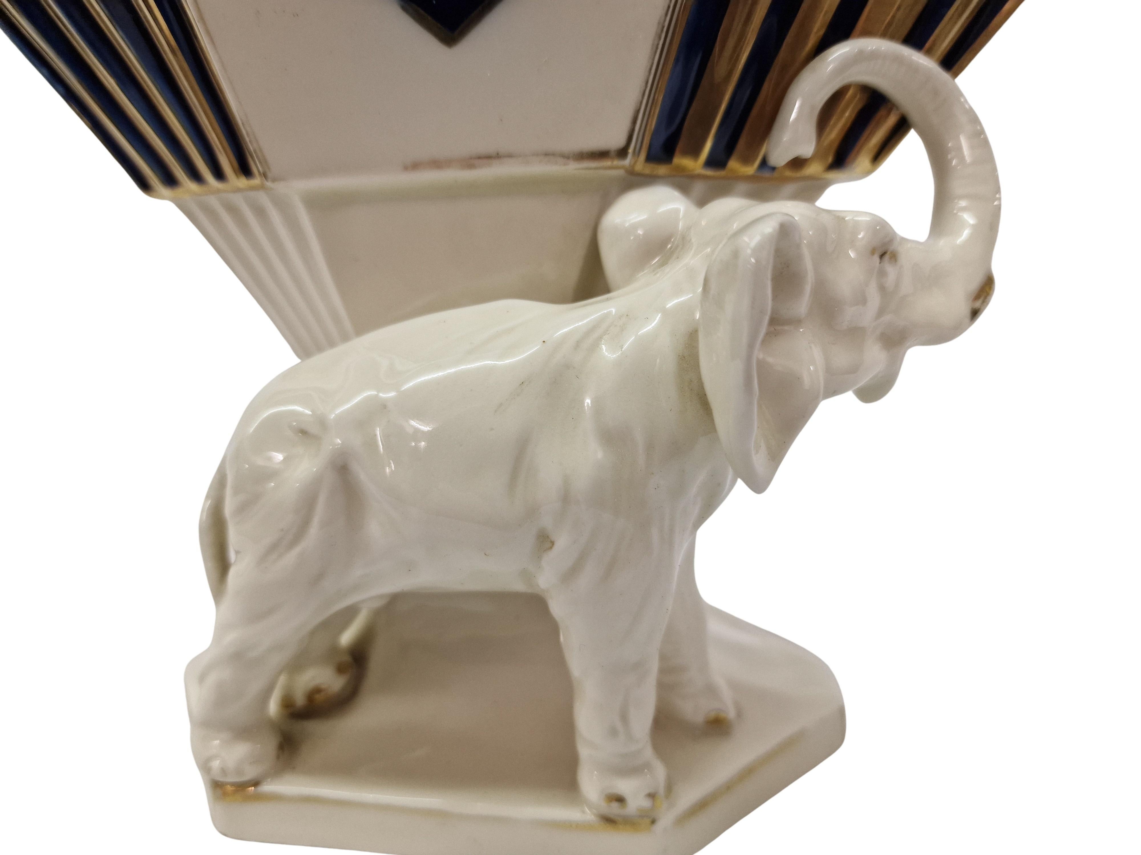 Encantador elefante, jarrón jardinera cerámica Art Decó años 20, E Eichler Royal Dux principios del siglo XX en venta