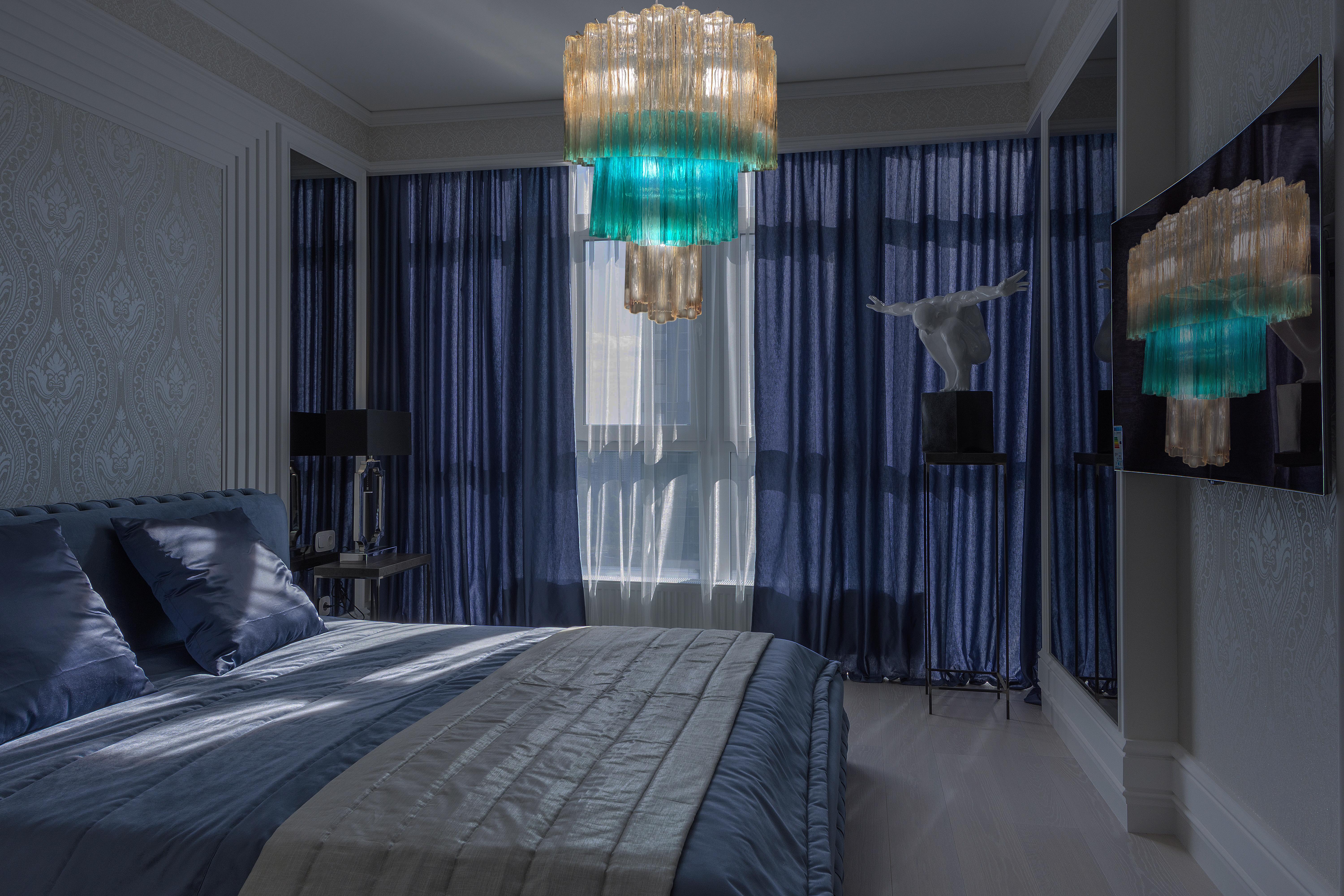 Chandelier of refined elegance inspired by the colours of the Costa Smeralda (Sardinia). Made of pure Murano glass elements. A smaller and, if desired, a larger version is also available. Also available for 220 volts outside the USA.