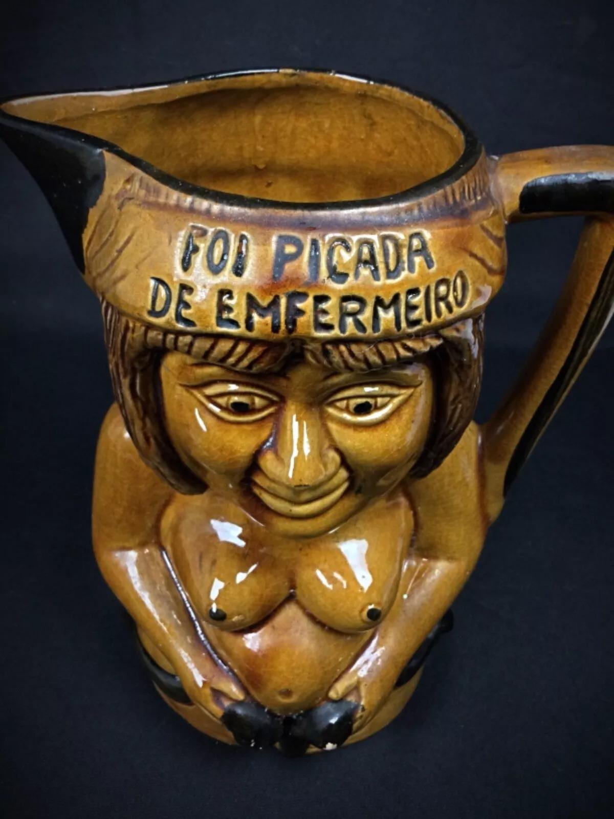 Ce charmant pichet en terre cuite, représentant une figure de femme, est magnifiquement émaillé et craquelé, ce qui lui confère un aspect unique et rustique. Il est en assez bon état, avec quelques petits éclats. Veuillez vous référer aux photos