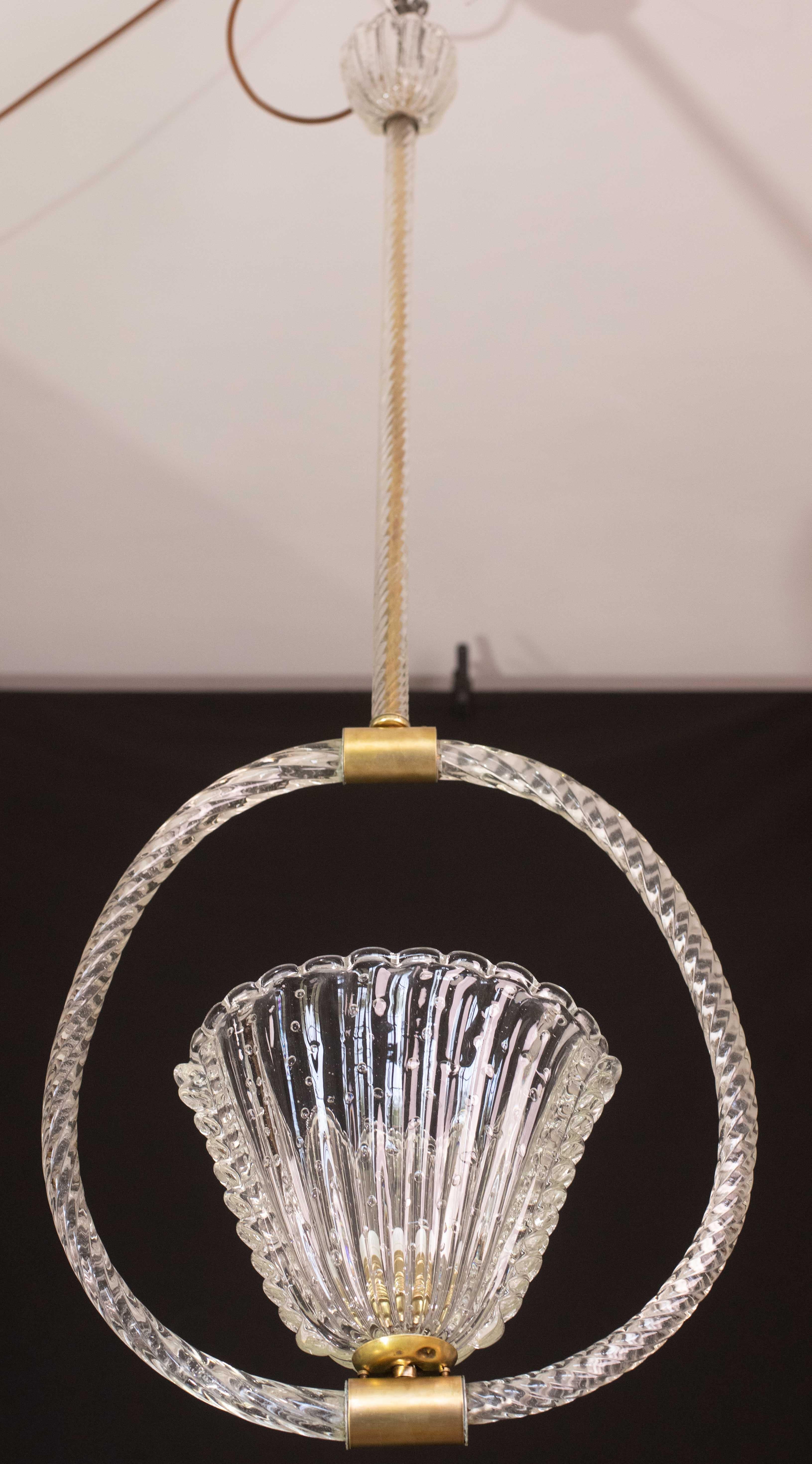 Elegante lámpara de araña atribuida a Ercole Barovier.

Periodo de los años 40.

Un estupendo trabajo en vidrio, la copa con un trabajo en vidrio 