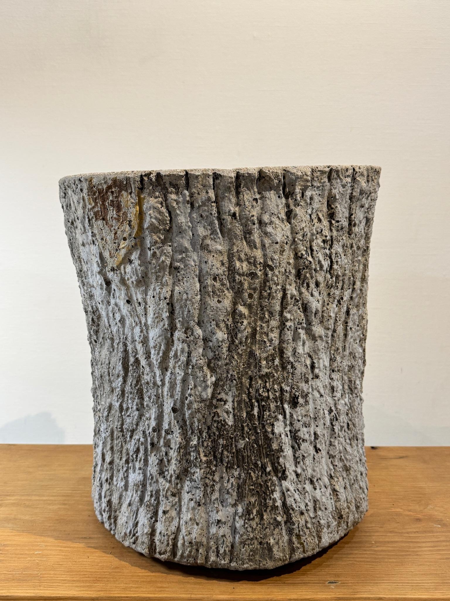 Fatto a mano Incantevole fioriera per albero in finto bois in vendita