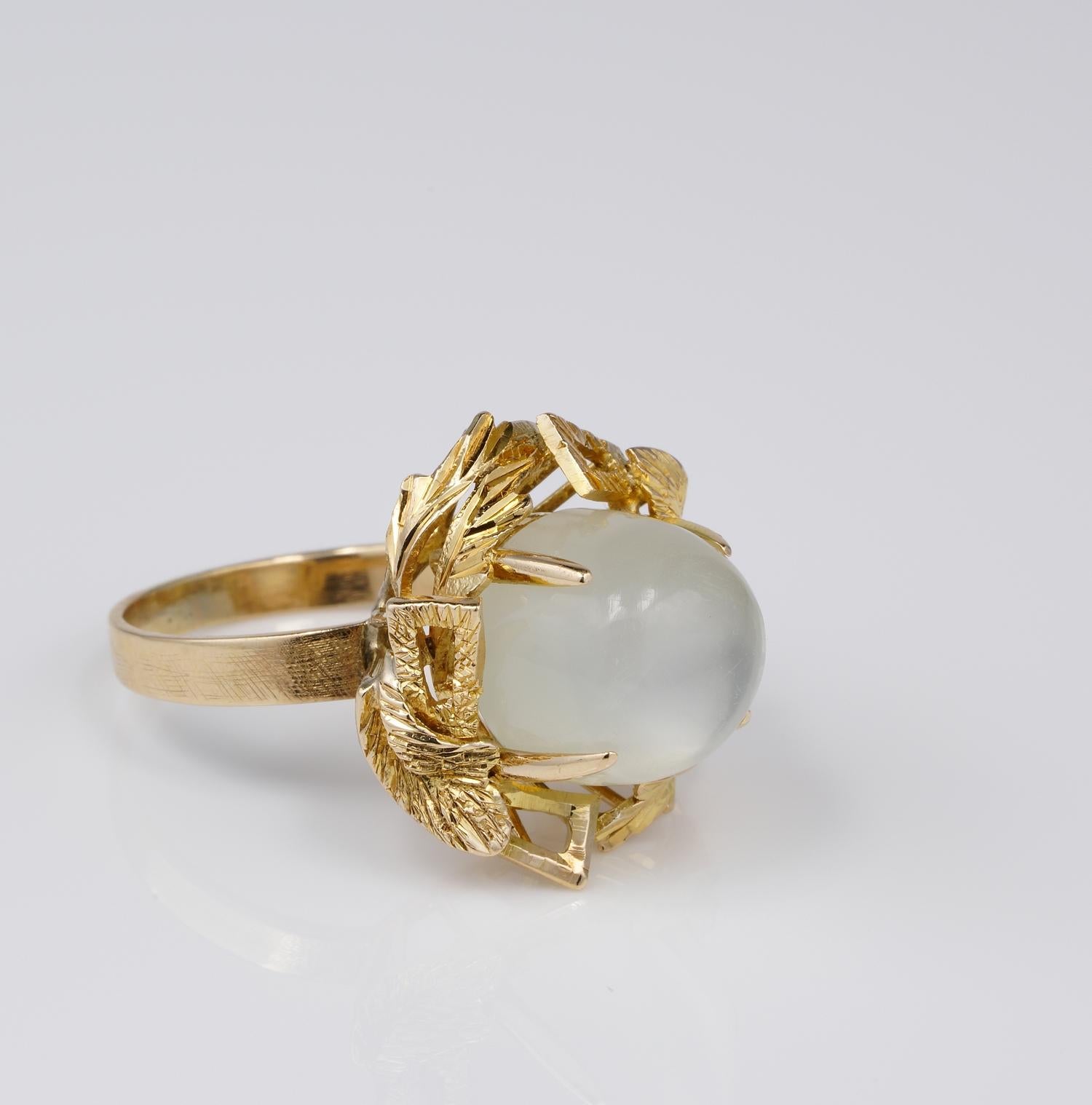 Contemporary Charming 1950s Vintage 11.80 Carat Moonstone 14 Karat Gold Ring