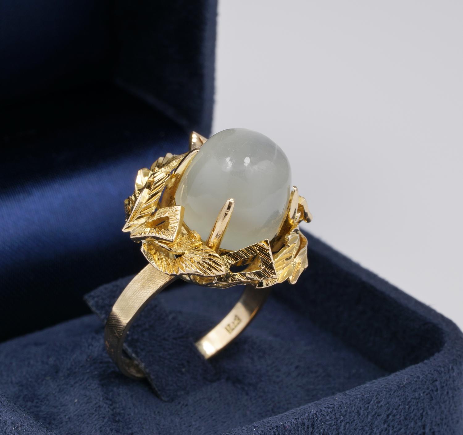 Charming 1950s Vintage 11.80 Carat Moonstone 14 Karat Gold Ring In Good Condition In Napoli, IT
