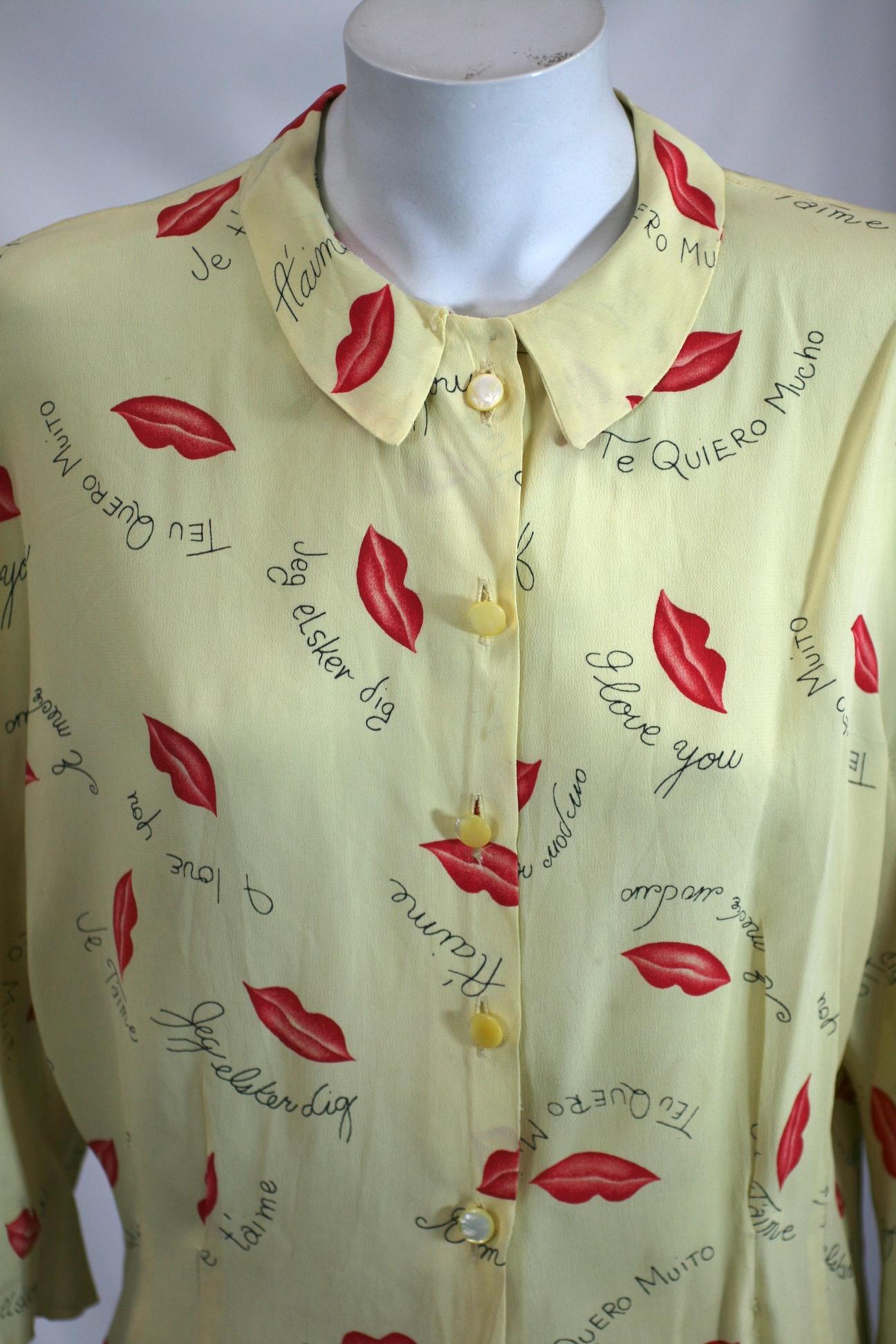 Bedruckte Bluse mit auffälligen Lippen und Liebessprüchen im Zustand „Gut“ im Angebot in New York, NY