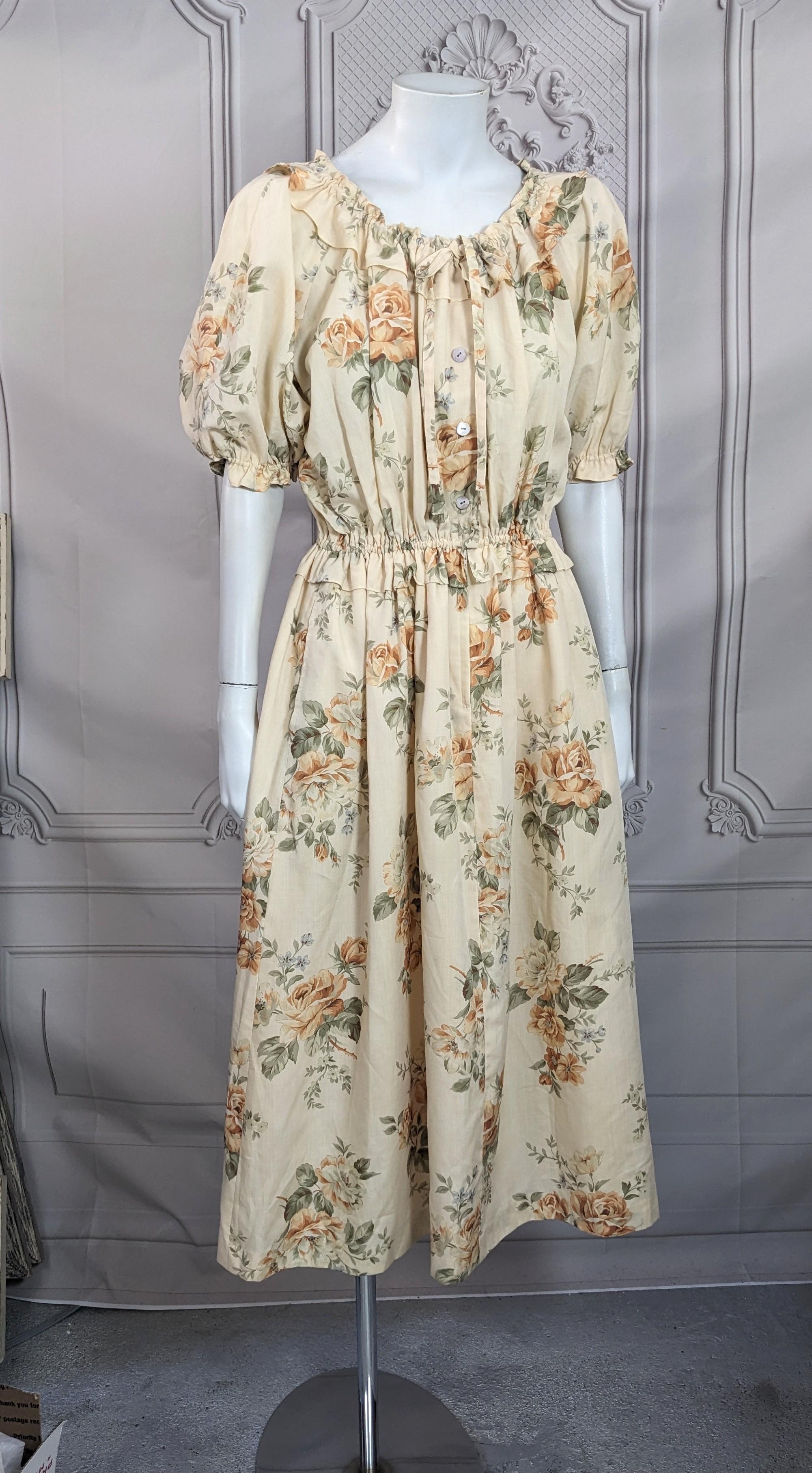 Encantador vestido de día con estampado floral de los años 80 de la marca japonesa Kashiyama. Es de una línea de difusión Ms Onward.
Mezcla floral de algodón con escote de lazo con botones delante y cremallera bajo la cintura. Se desliza sobre la