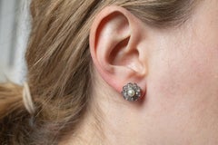 Charming flower-shaped earrings with old-cut diamonds and pearls