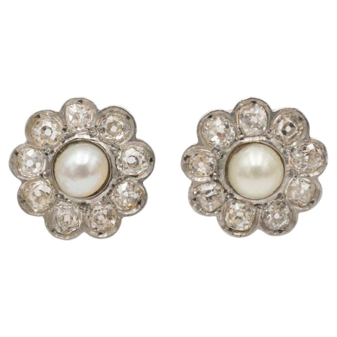 Charmantes boucles d'oreilles en forme de fleur avec diamants taille ancienne et perles en vente