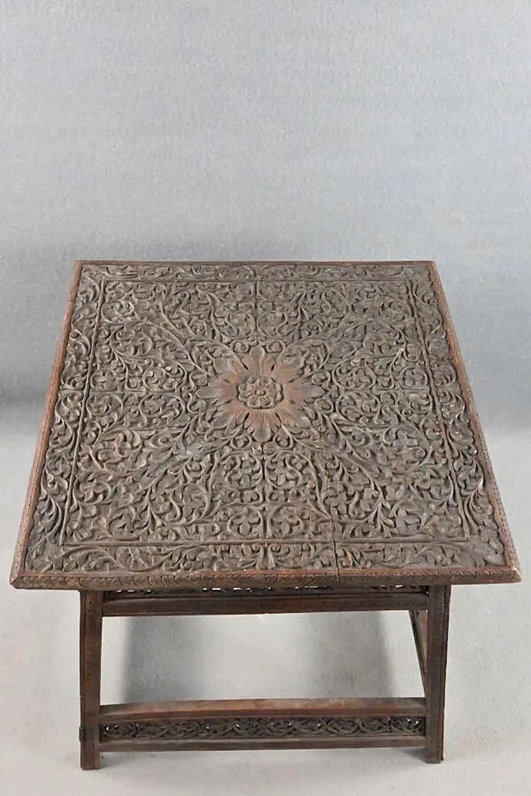 Encantador gueridón de madera de arte popular circa 1900 Europeo en venta