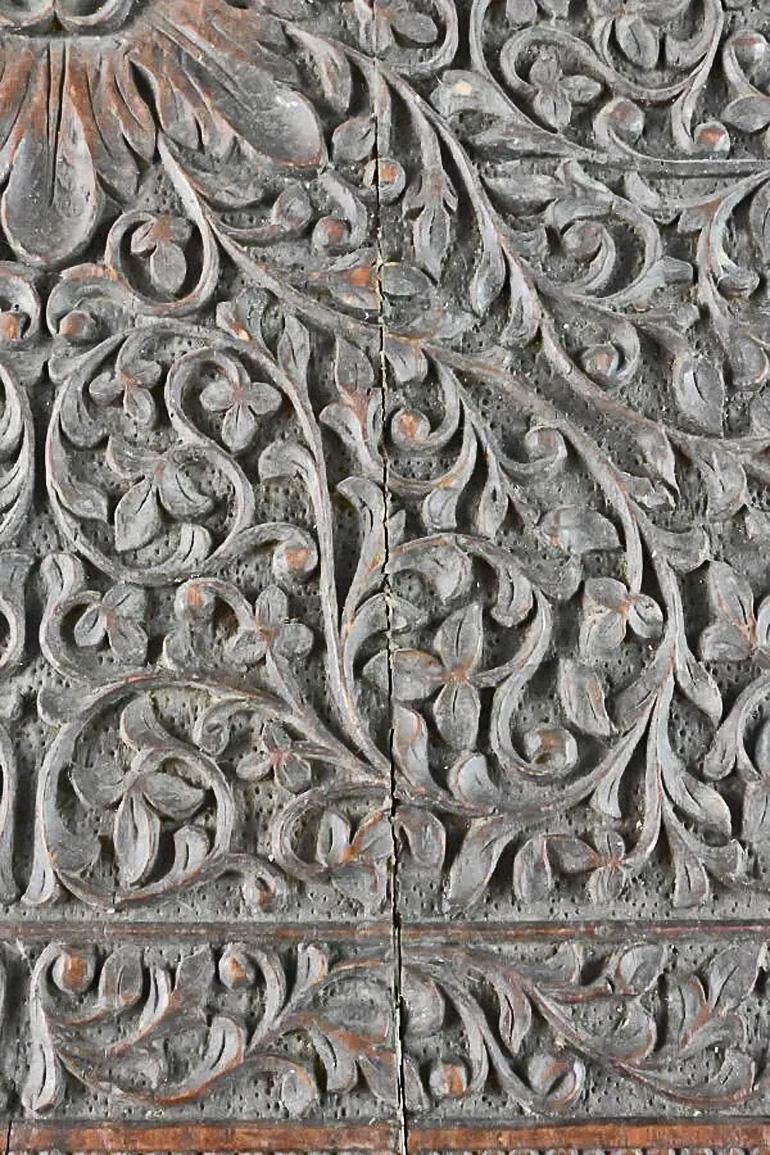 Encantador gueridón de madera de arte popular circa 1900 Tallado a mano en venta