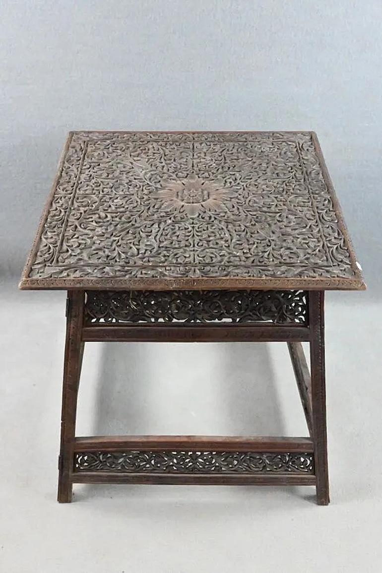 Encantador gueridón de madera de arte popular circa 1900 en Bueno estado para la venta en Saint-Ouen, FR