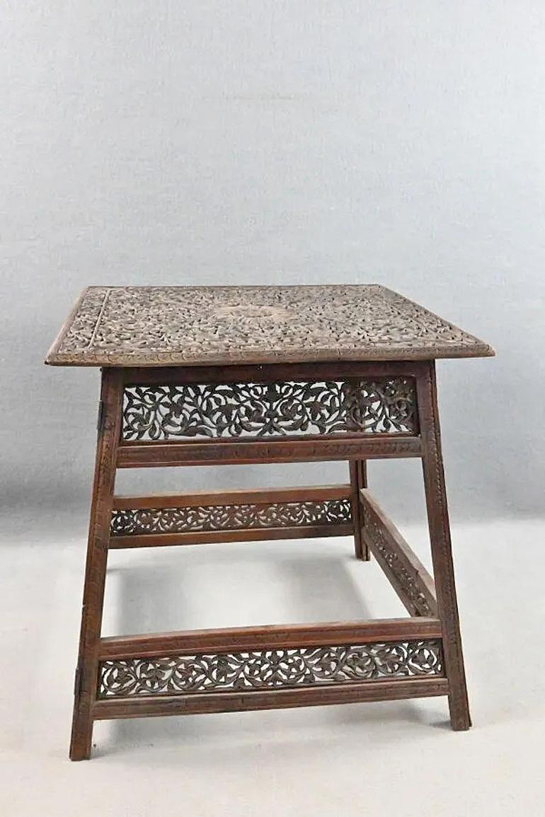 Encantador gueridón de madera de arte popular circa 1900 Madera en venta