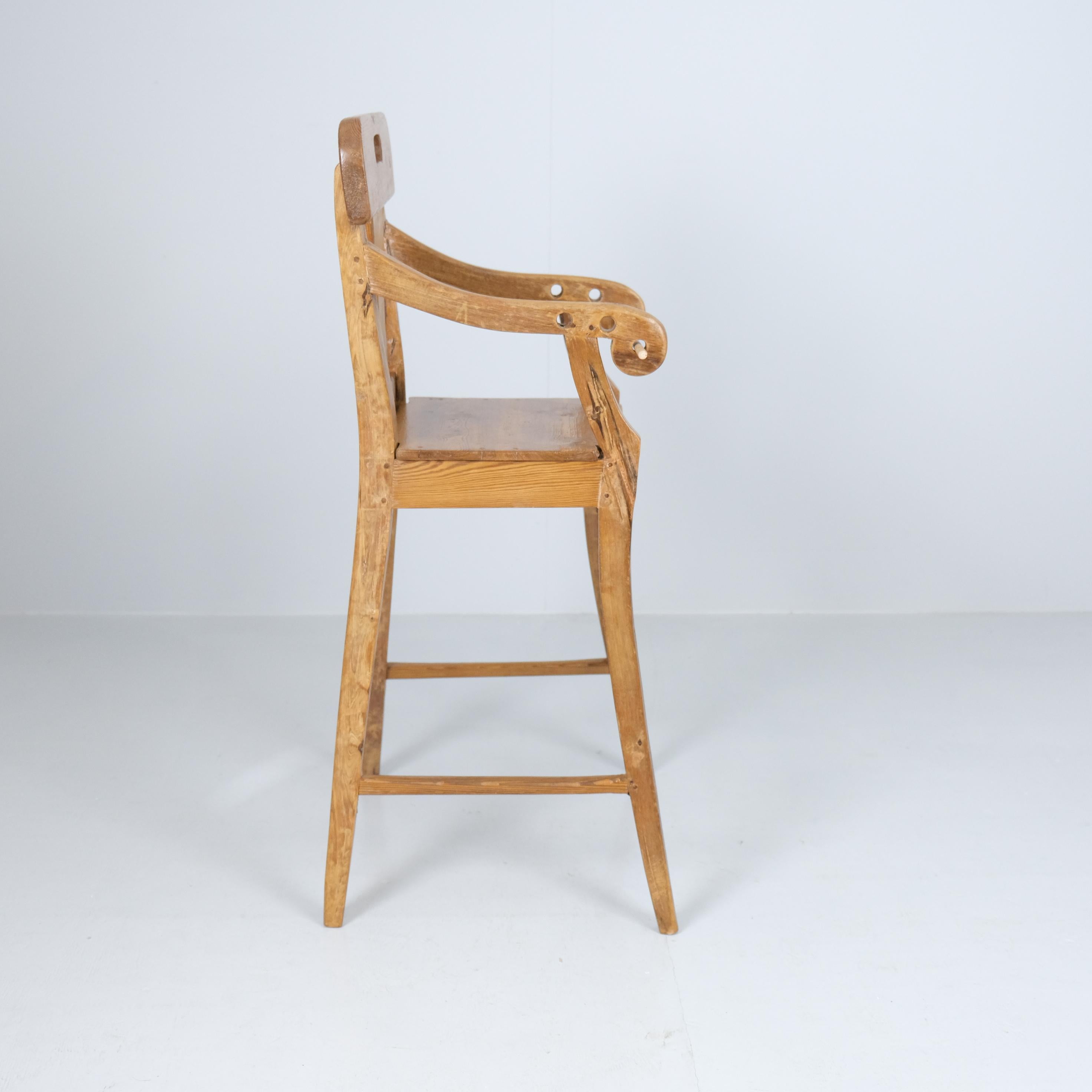 Charmanter Folk Child Feeding Chair, Kiefer, Finnland 1800er im Angebot 6