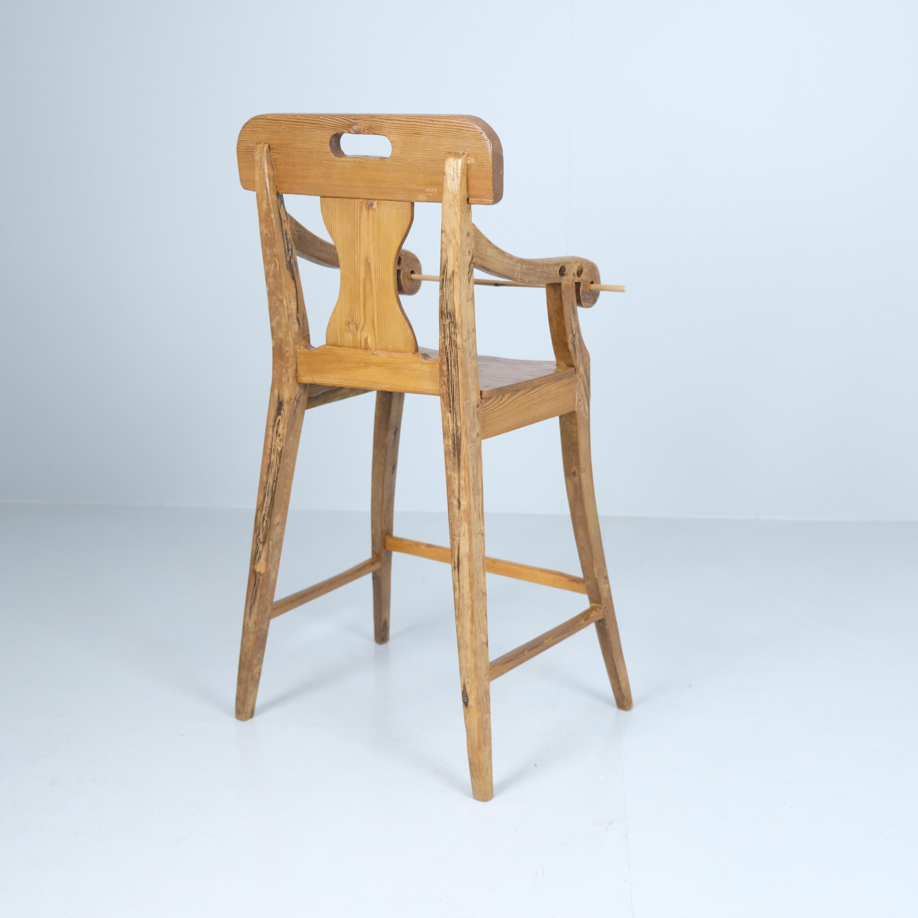 Charmanter Folk Child Feeding Chair, Kiefer, Finnland 1800er im Angebot 7