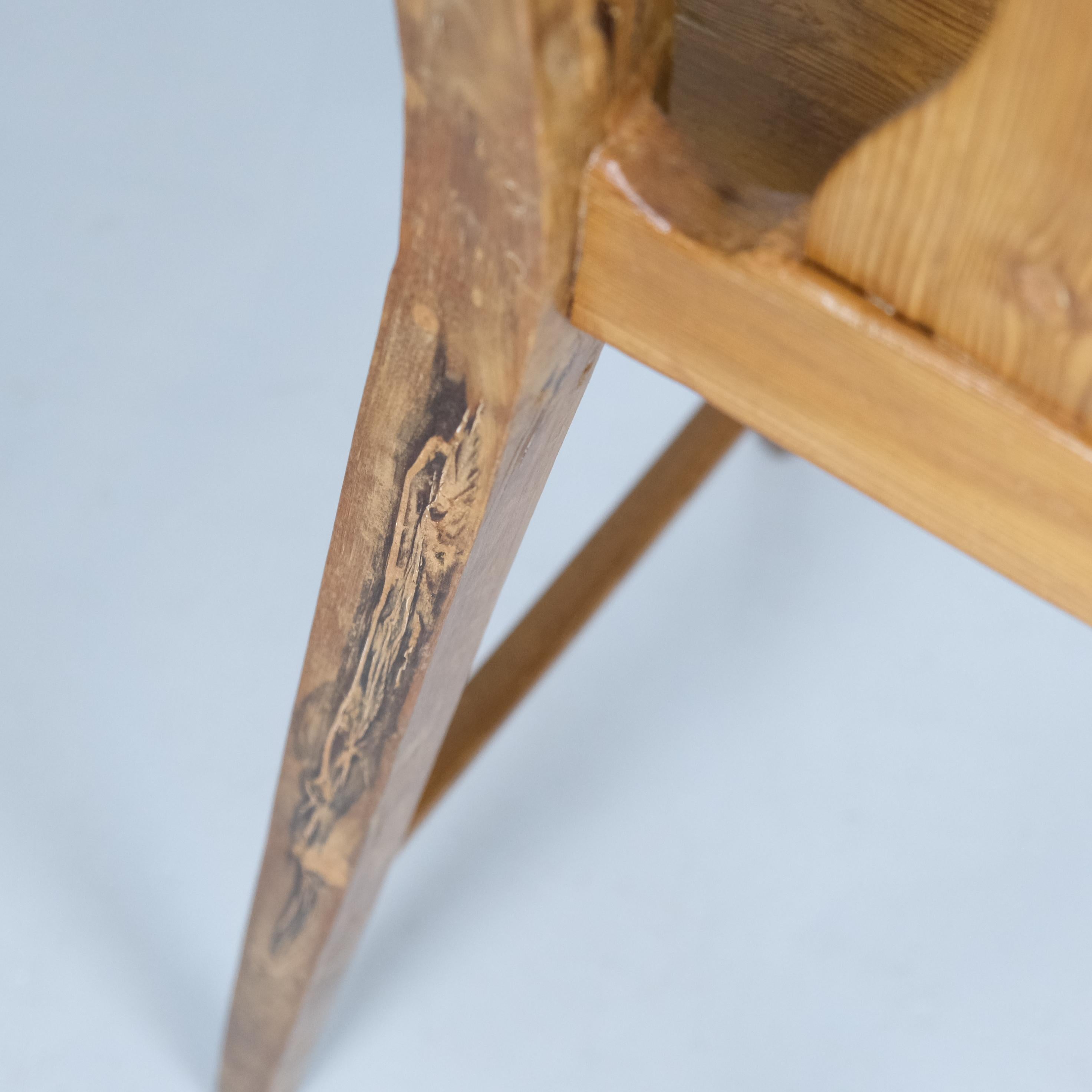 Charmanter Folk Child Feeding Chair, Kiefer, Finnland 1800er im Angebot 8