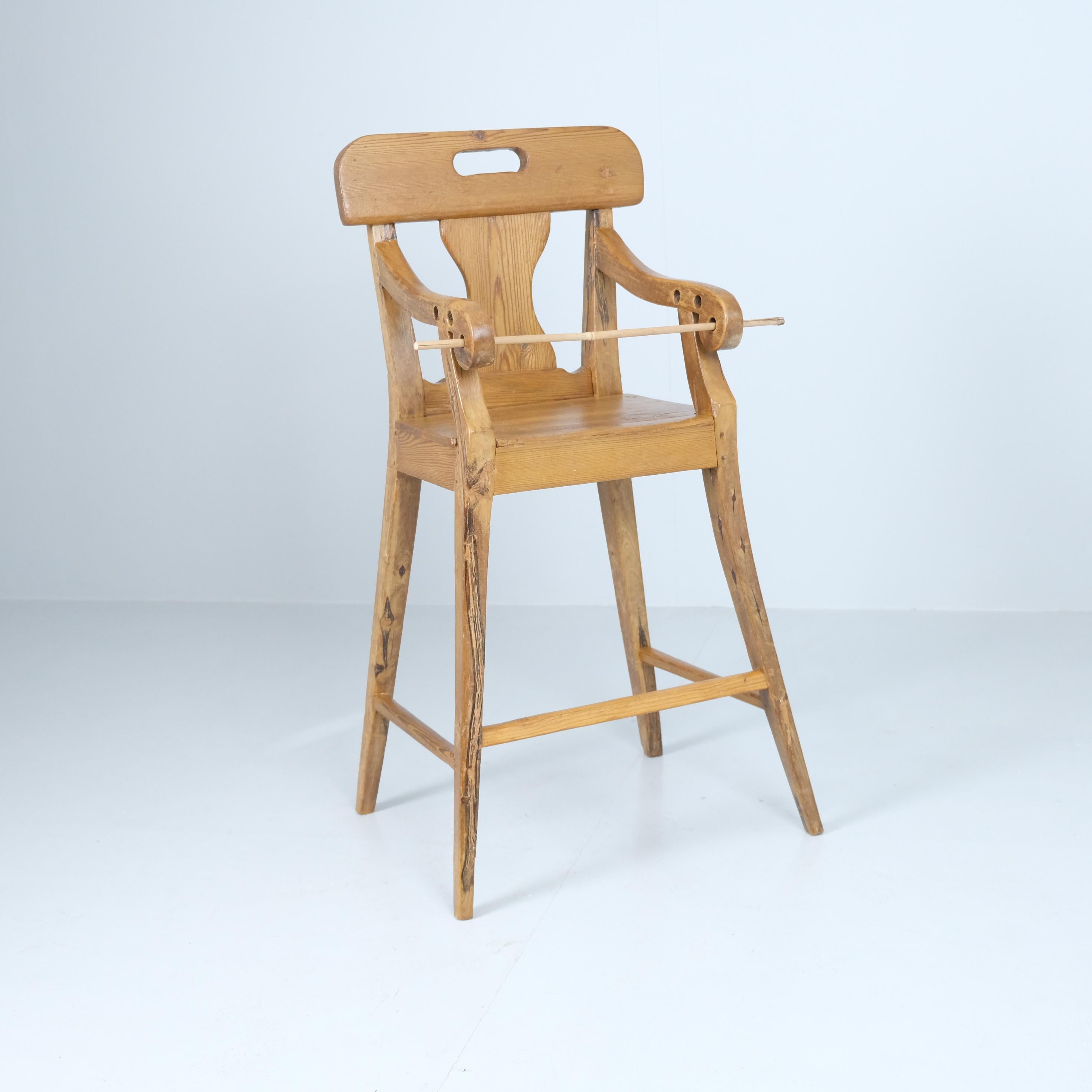Charmanter Folk Child Feeding Chair, Kiefer, Finnland 1800er (Volkskunst) im Angebot