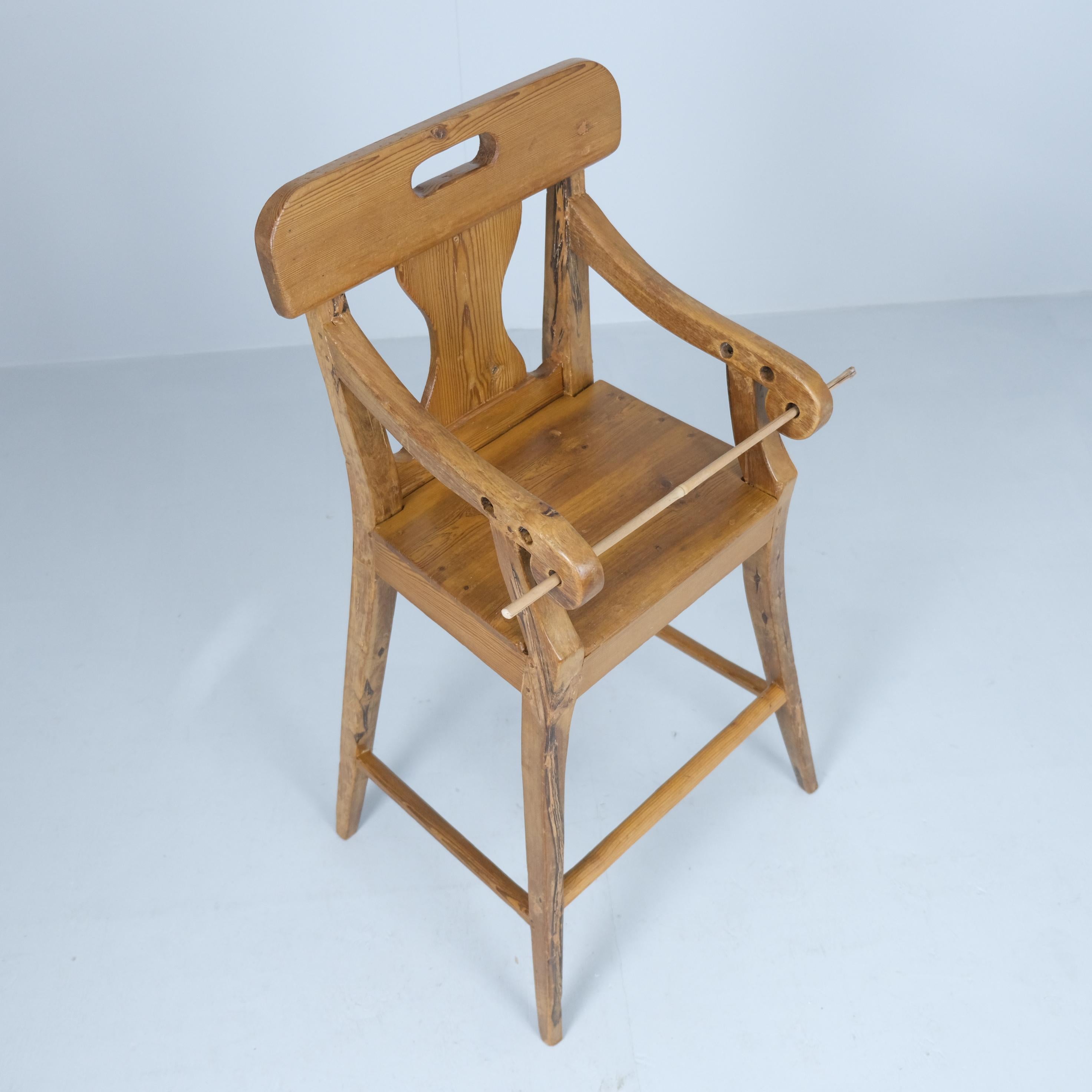 Charmanter Folk Child Feeding Chair, Kiefer, Finnland 1800er (Finnisch) im Angebot