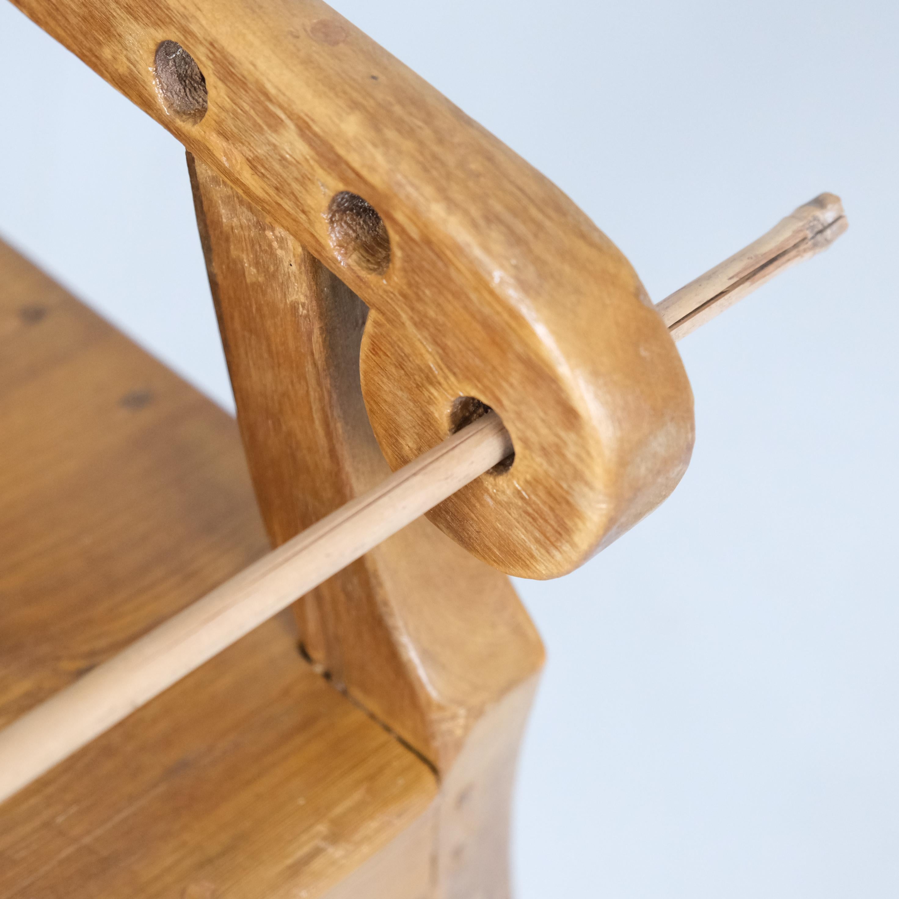 Charmanter Folk Child Feeding Chair, Kiefer, Finnland 1800er (19. Jahrhundert) im Angebot