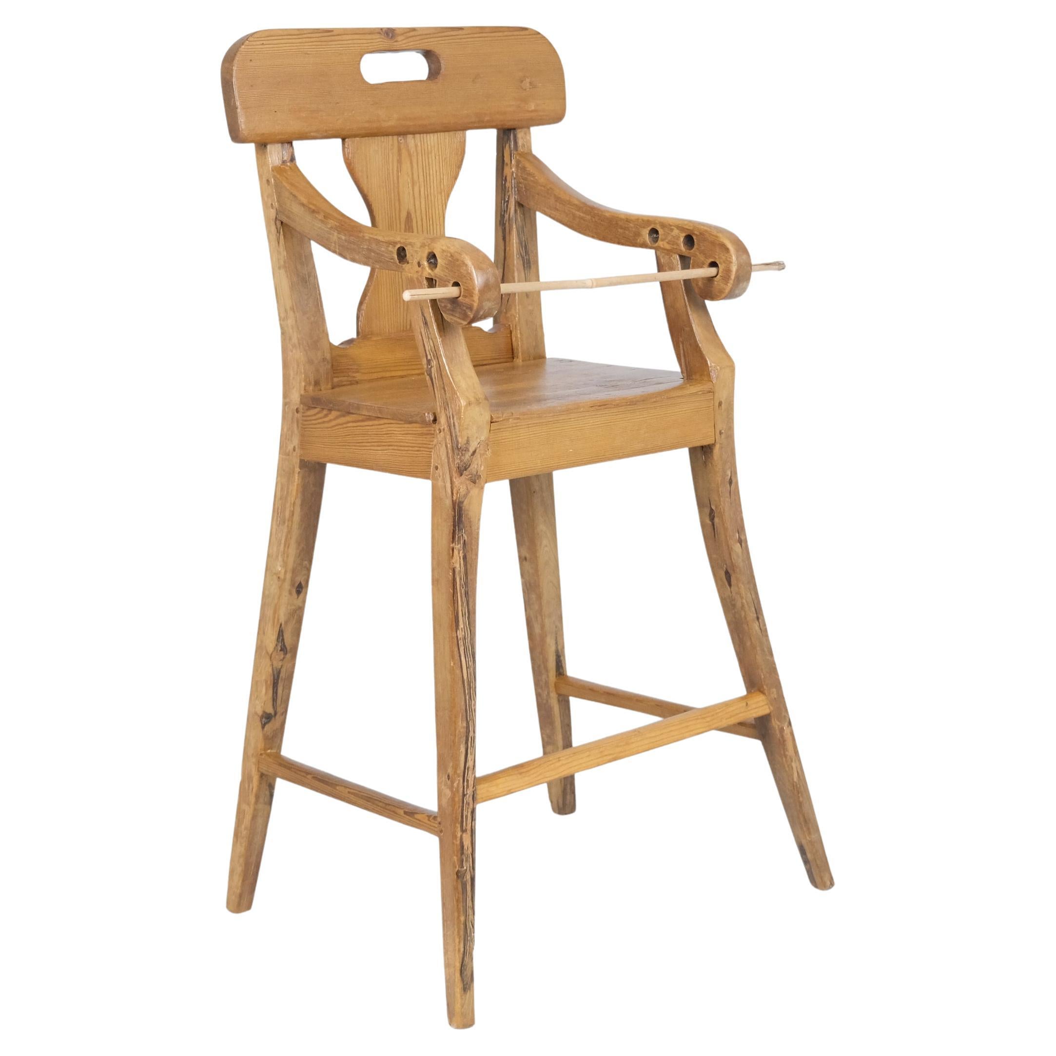 Charmante chaise d
alimentation pour Child Child, en pin, Finlande, années 1800