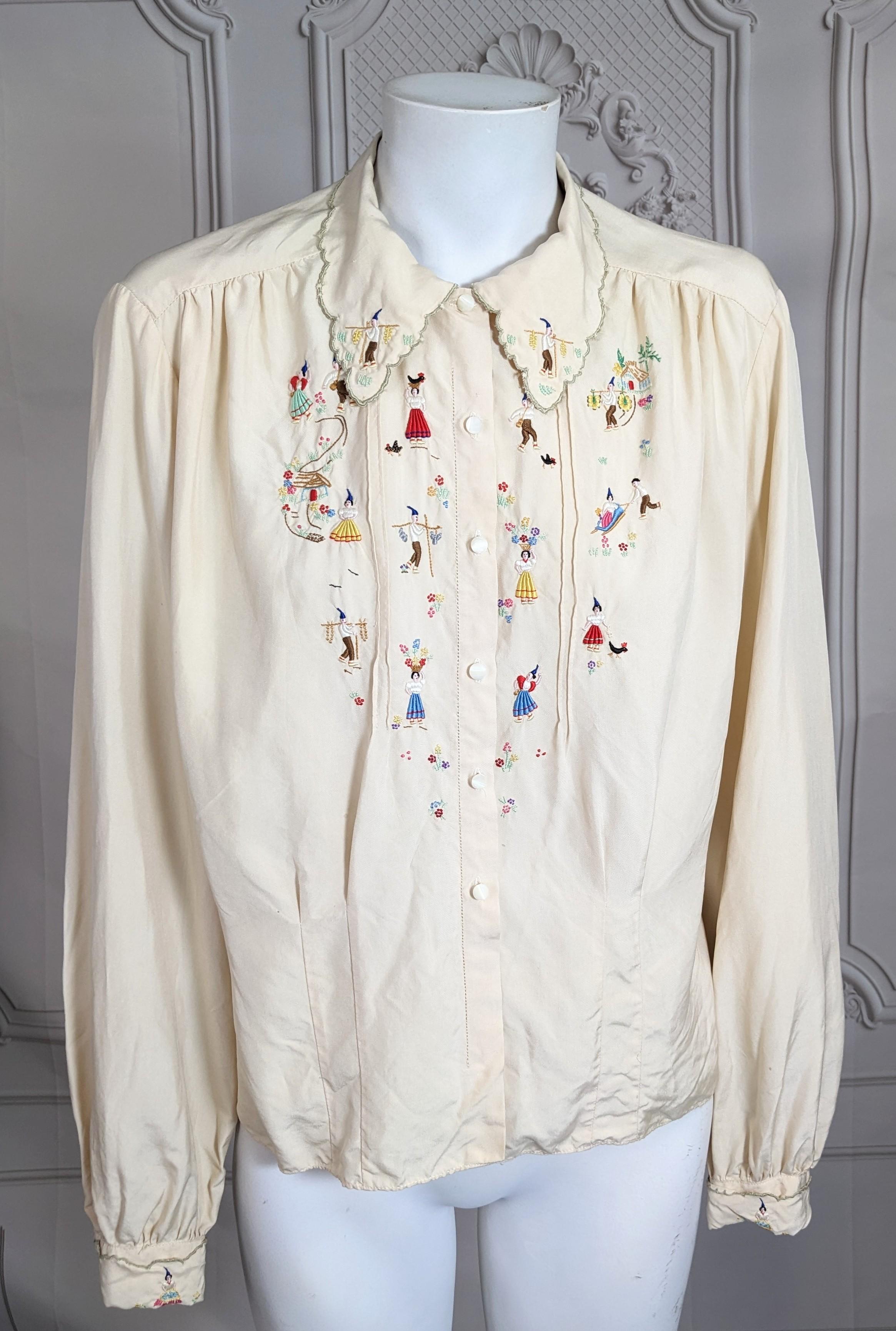 Charmante folkloristisch bestickte Seidenbluse (Grau) im Angebot