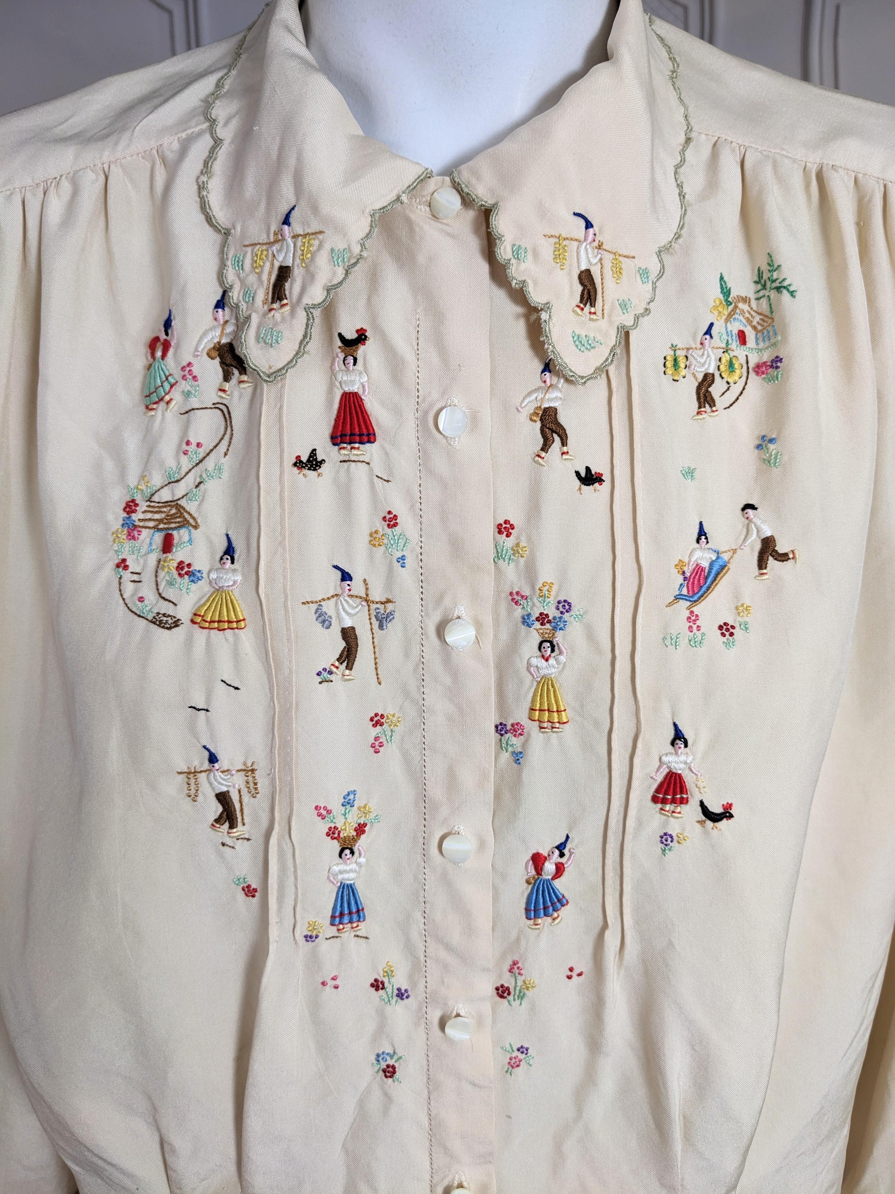 Charmante folkloristisch bestickte Seidenbluse für Damen oder Herren im Angebot