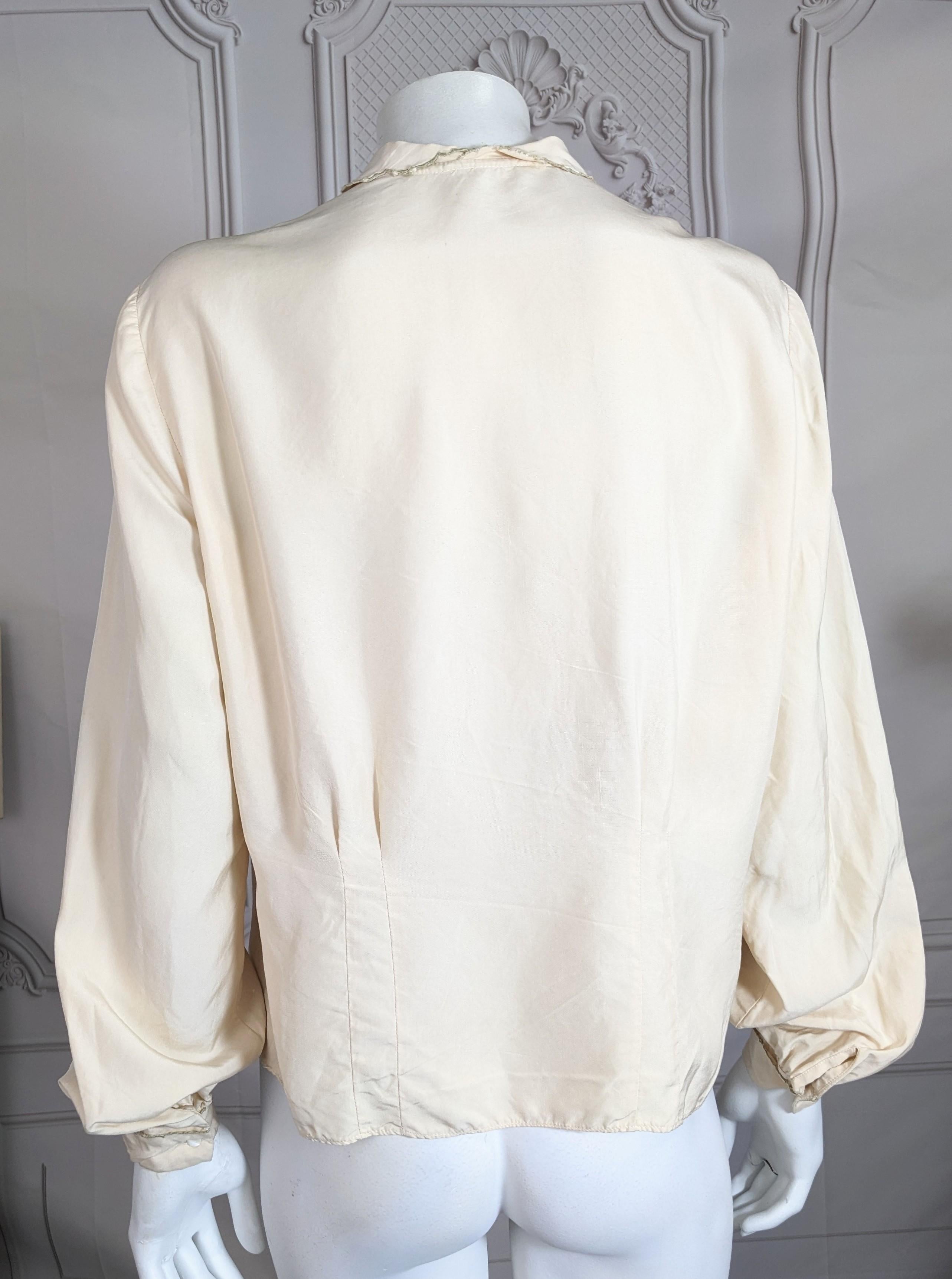 Charmante folkloristisch bestickte Seidenbluse im Angebot 3