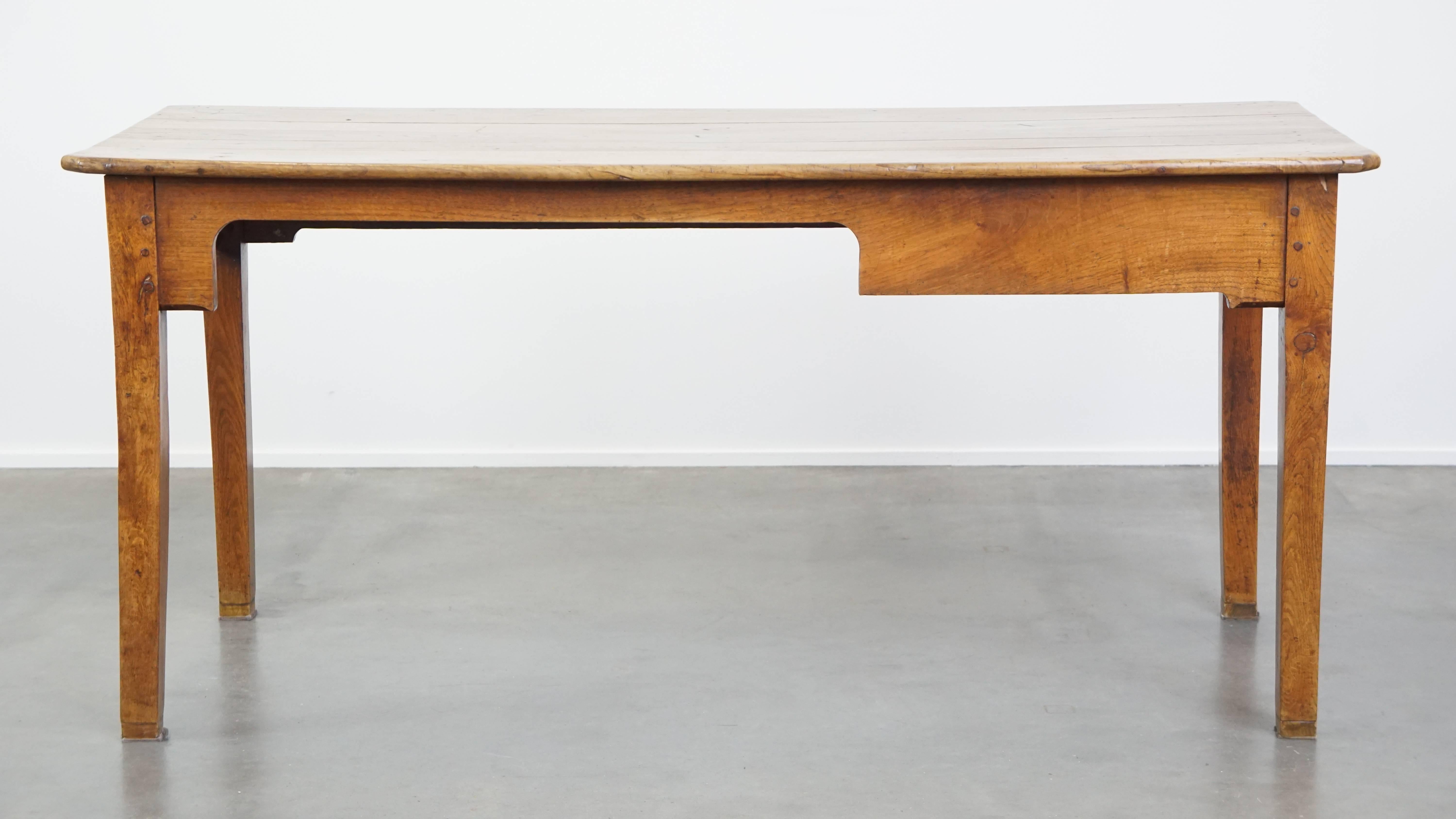 Cette charmante table n'est pas seulement un choix judicieux pour les repas, elle constitue également un excellent bureau de travail ou d'écriture.

Grâce à son côté adapté, il peut être confortablement utilisé avec une chaise plus haute à cette