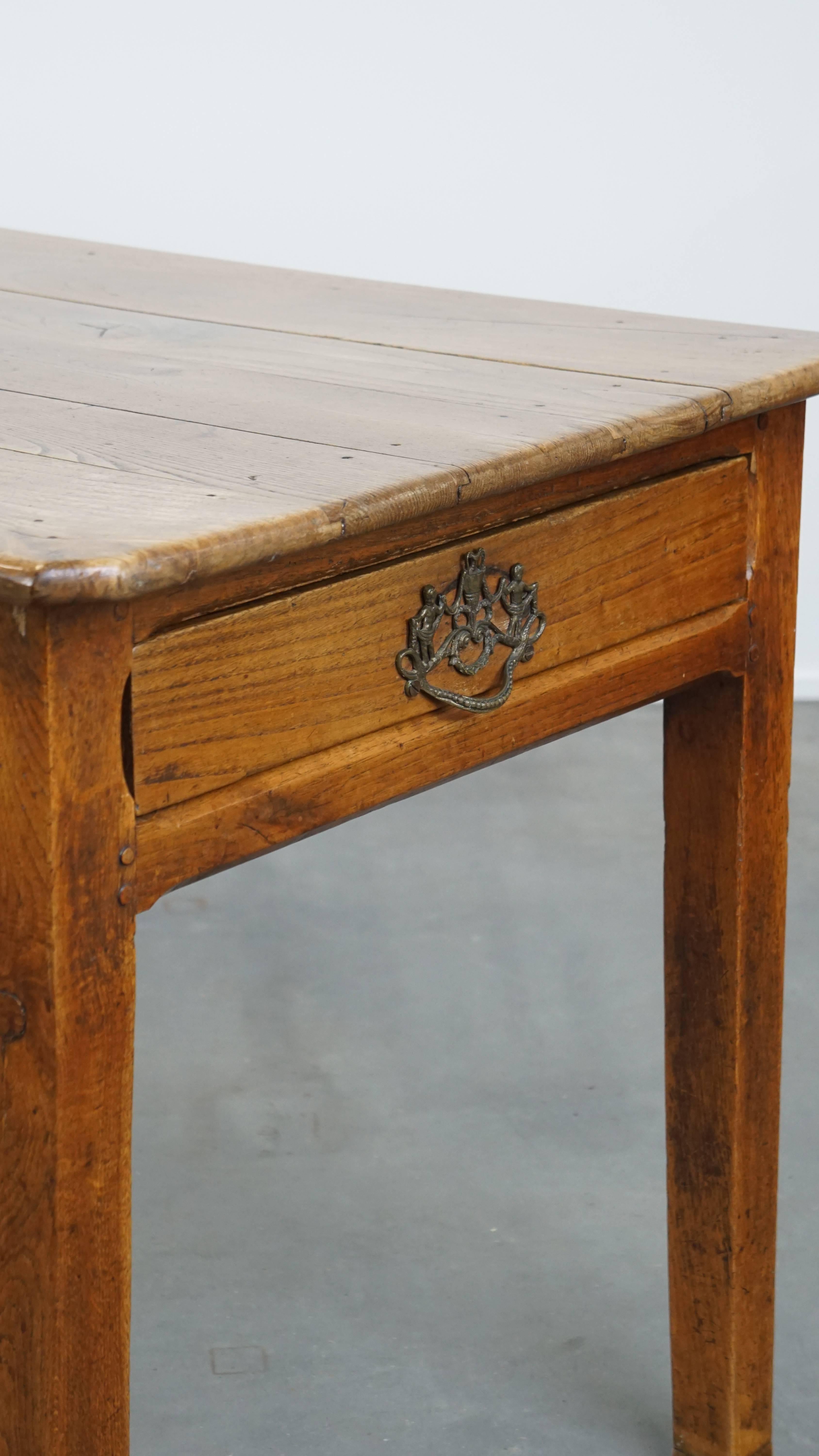 XVIIIe siècle Charmante table de salle à manger / bureau à tiroir - Fin du 18ème siècle en vente