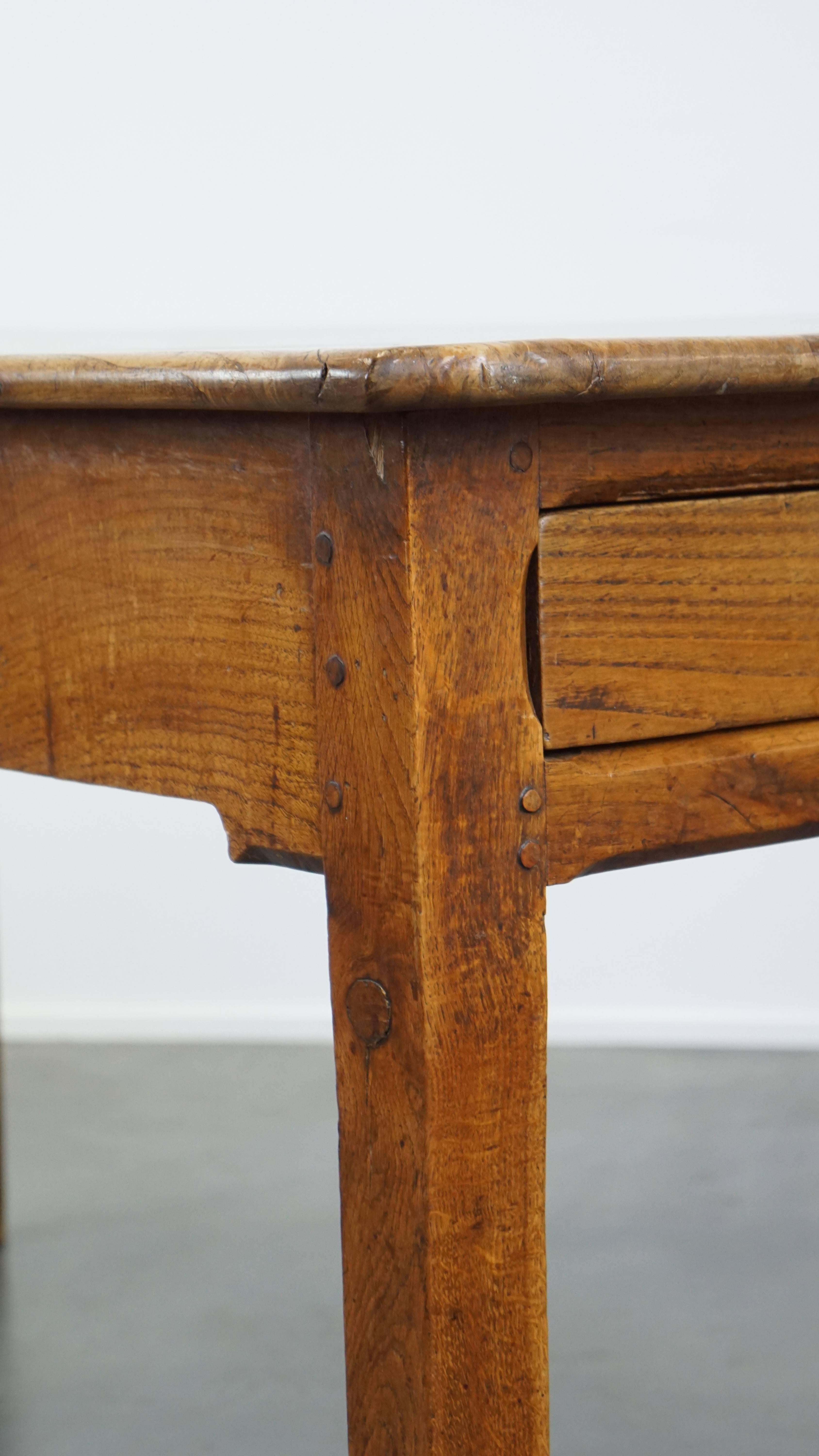 Charmante table de salle à manger / bureau à tiroir - Fin du 18ème siècle en vente 1