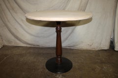 Charmante table de bar française de bistrot