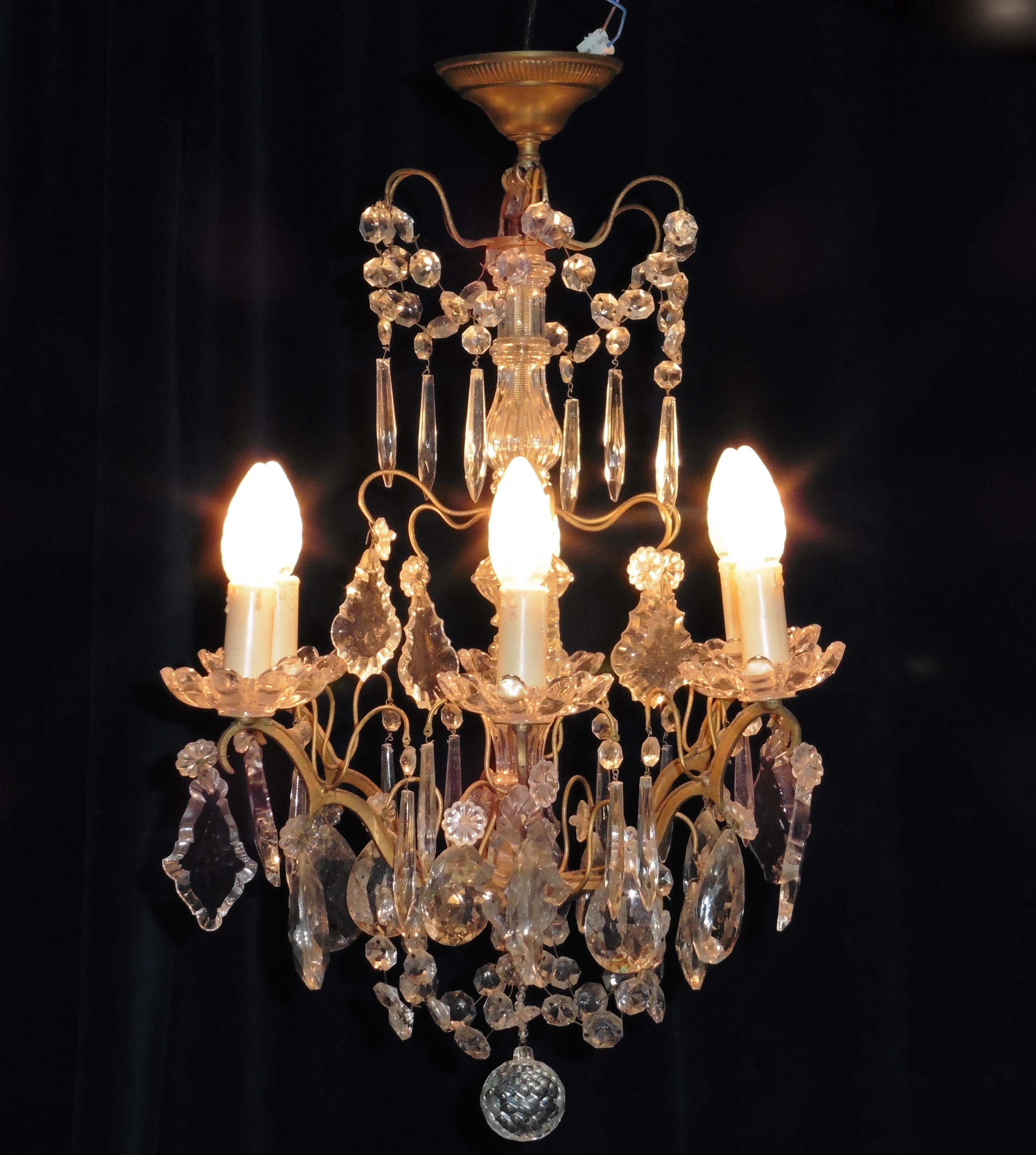 Charming French Cut Glass 6 Branch Brass Chandelier (Frühes 20. Jahrhundert)