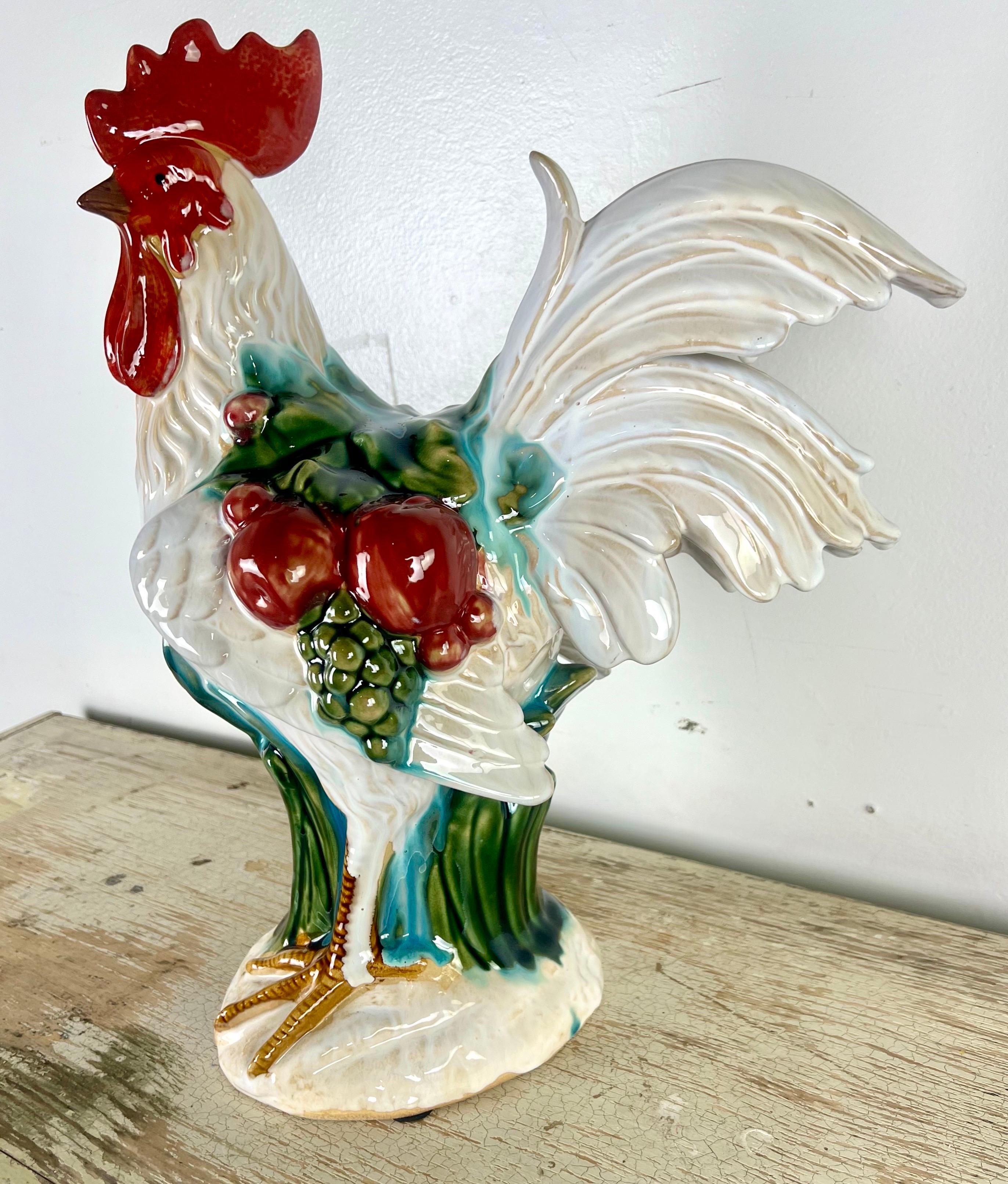 Provincial français Charmant poulet français en céramique émaillée des années 1950 en vente