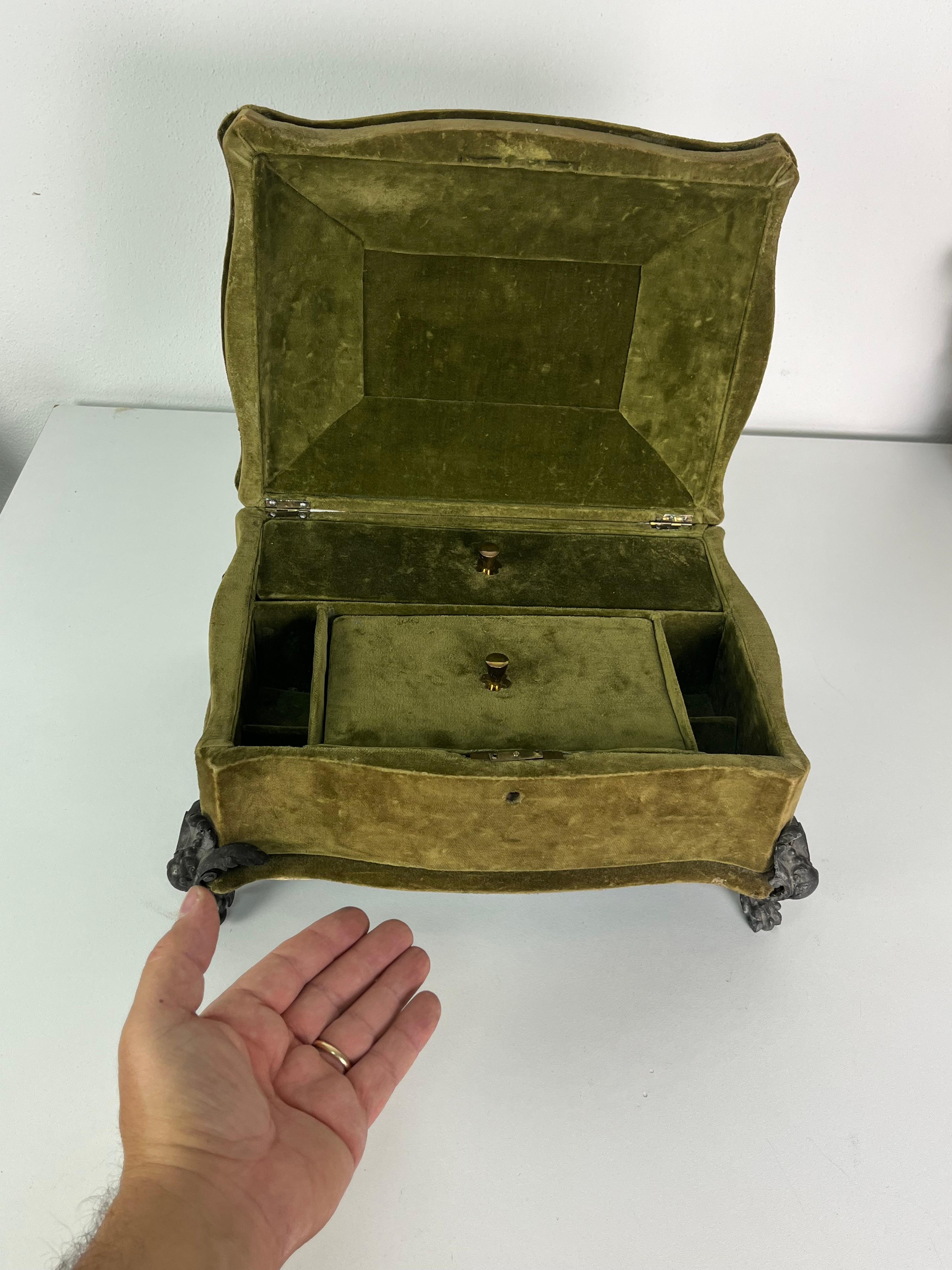 Charmante französische Schmuckschatulle 1940er Jahre
Gepolstert mit grünem Samt.
Zubehör aus Zinn, einige Risse, aber renoviert.
Ordentlicher Zustand.