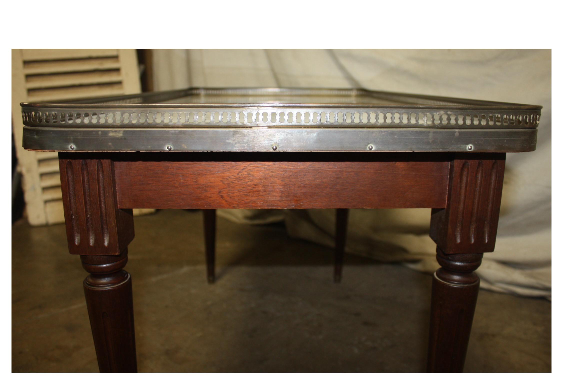 Ein charmanter französischer Tisch im Louis-XVI.-Stil im Angebot 1