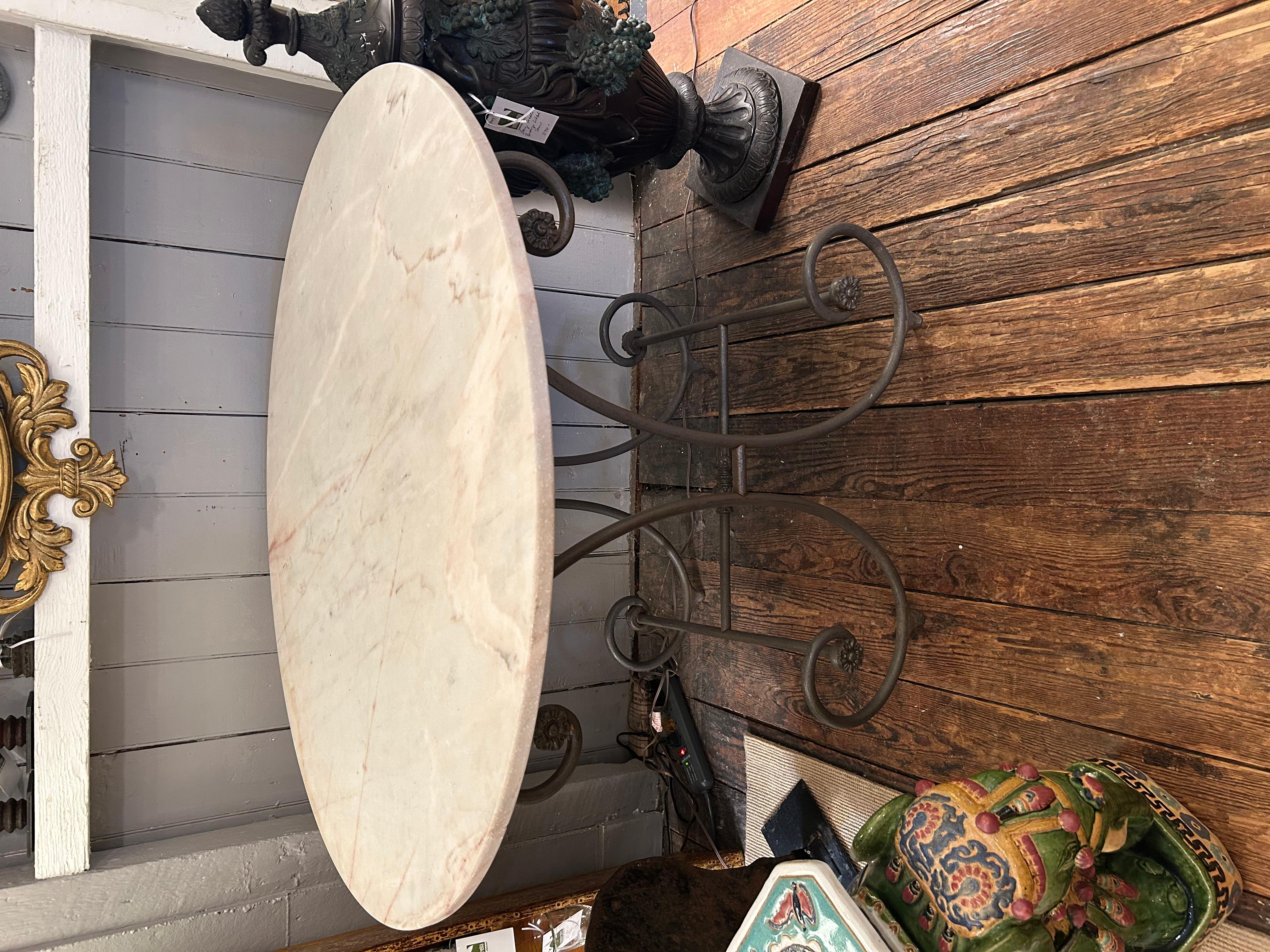 Charmante table de salle à manger ronde française d'époque, avec base en fer forgé et plateau en marbre blanc d'origine.  Peut être utilisé à l'intérieur ou sur la terrasse.