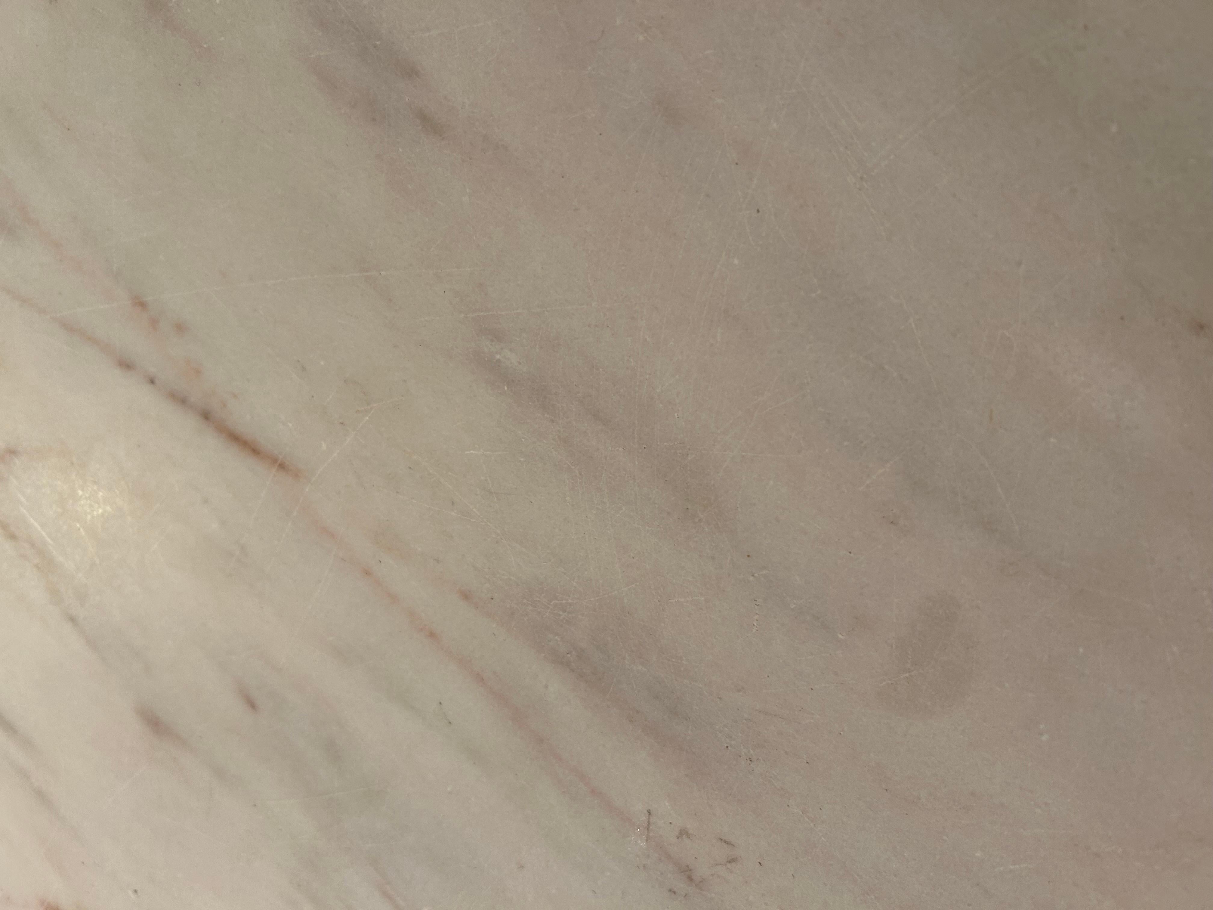 Français Charmante table de salle à manger ronde française vintage en fer et marbre en vente