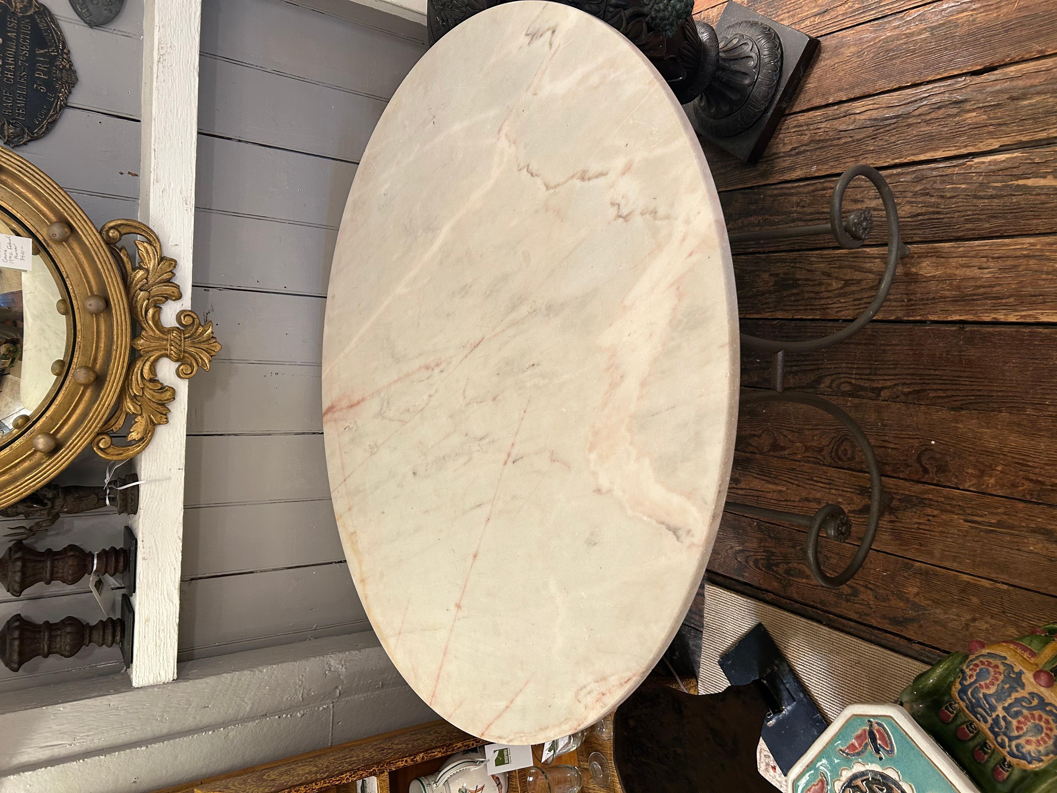 Charmante table de salle à manger ronde française vintage en fer et marbre Bon état - En vente à Hopewell, NJ