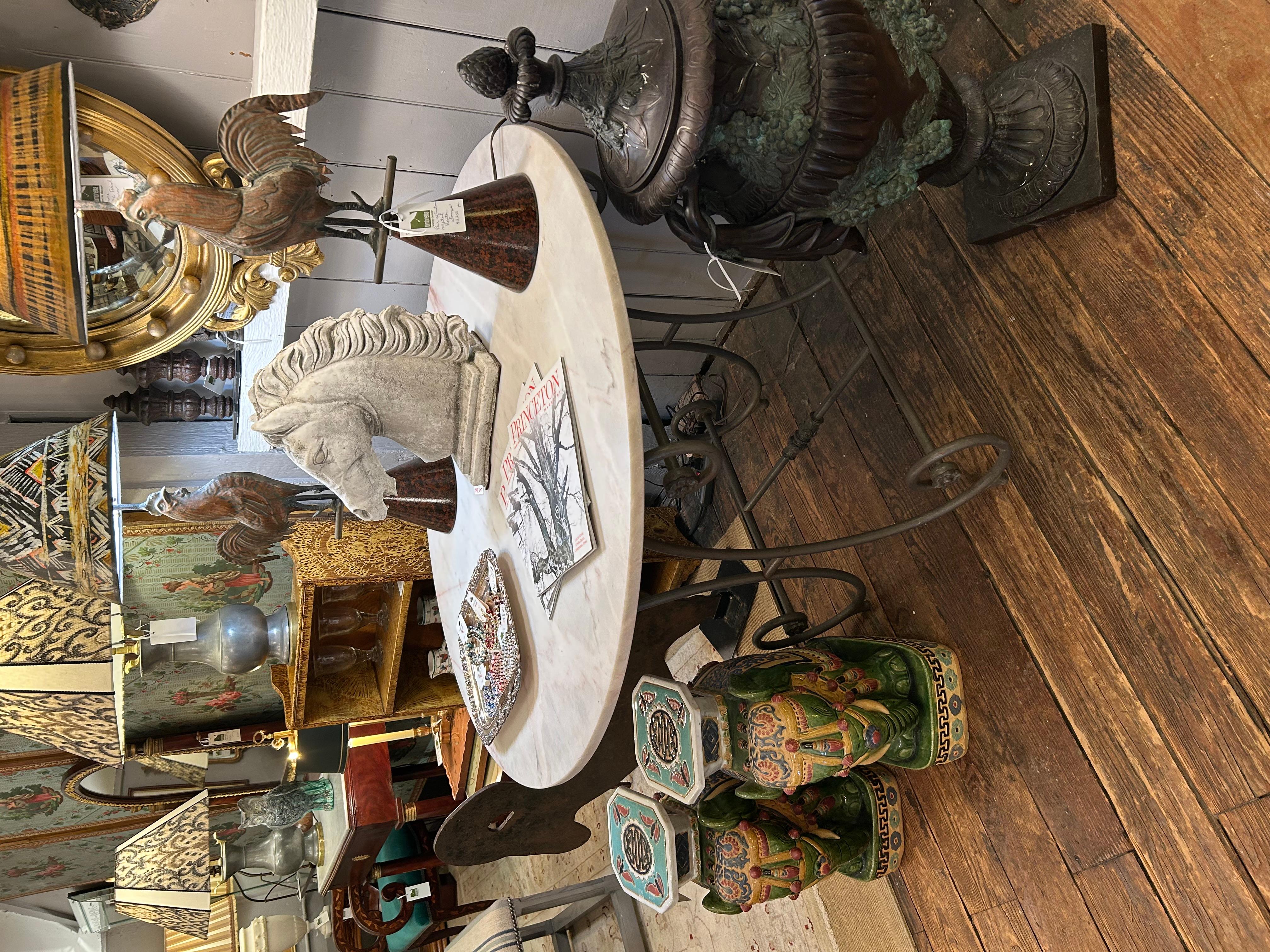 Charmante table de salle à manger ronde française vintage en fer et marbre en vente 3
