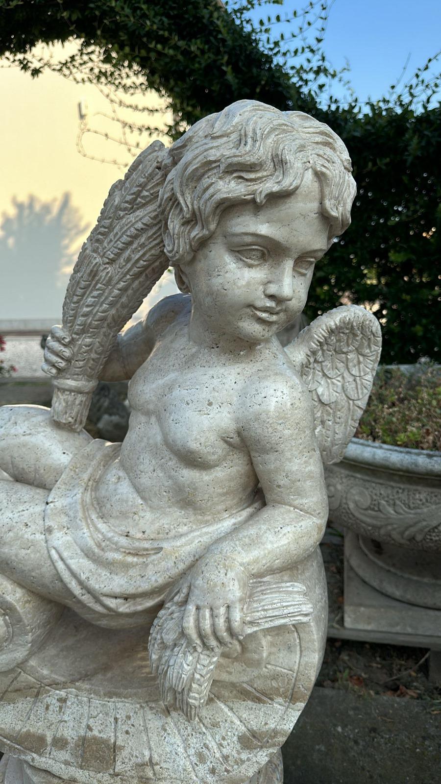 Transformez votre jardin en un havre de sérénité avec cet ensemble enchanteur de quatre sculptures en pierre, chacune représentant un chérubin. Ces charmantes pièces, d'une hauteur de 100 cm, sont fabriquées avec des détails méticuleux et sont en