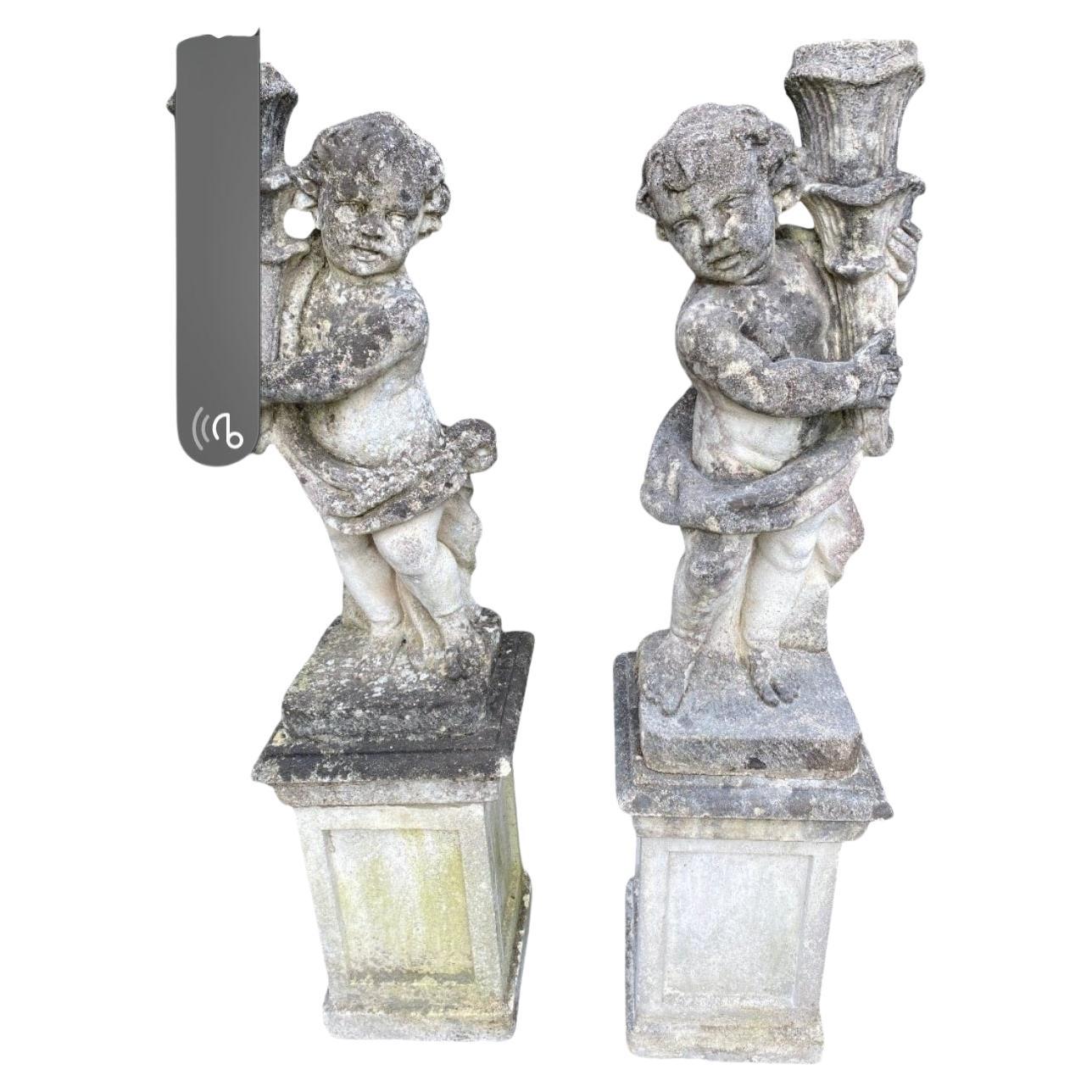 Transformez votre jardin en un havre de sérénité avec cet ensemble enchanteur de quatre sculptures en pierre, chacune représentant un chérubin. Ces charmantes pièces, d'une hauteur de 120 cm, sont fabriquées avec des détails méticuleux et sont en