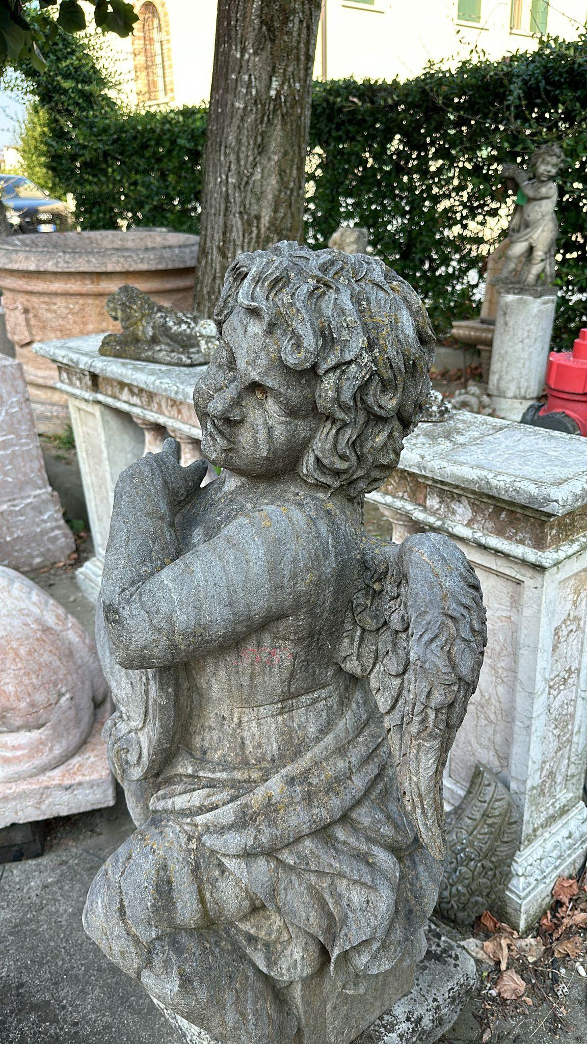 Charmantes sculptures en pierre pour le jardin - Lot de 2 chérubins Bon état - En vente à Madrid, ES