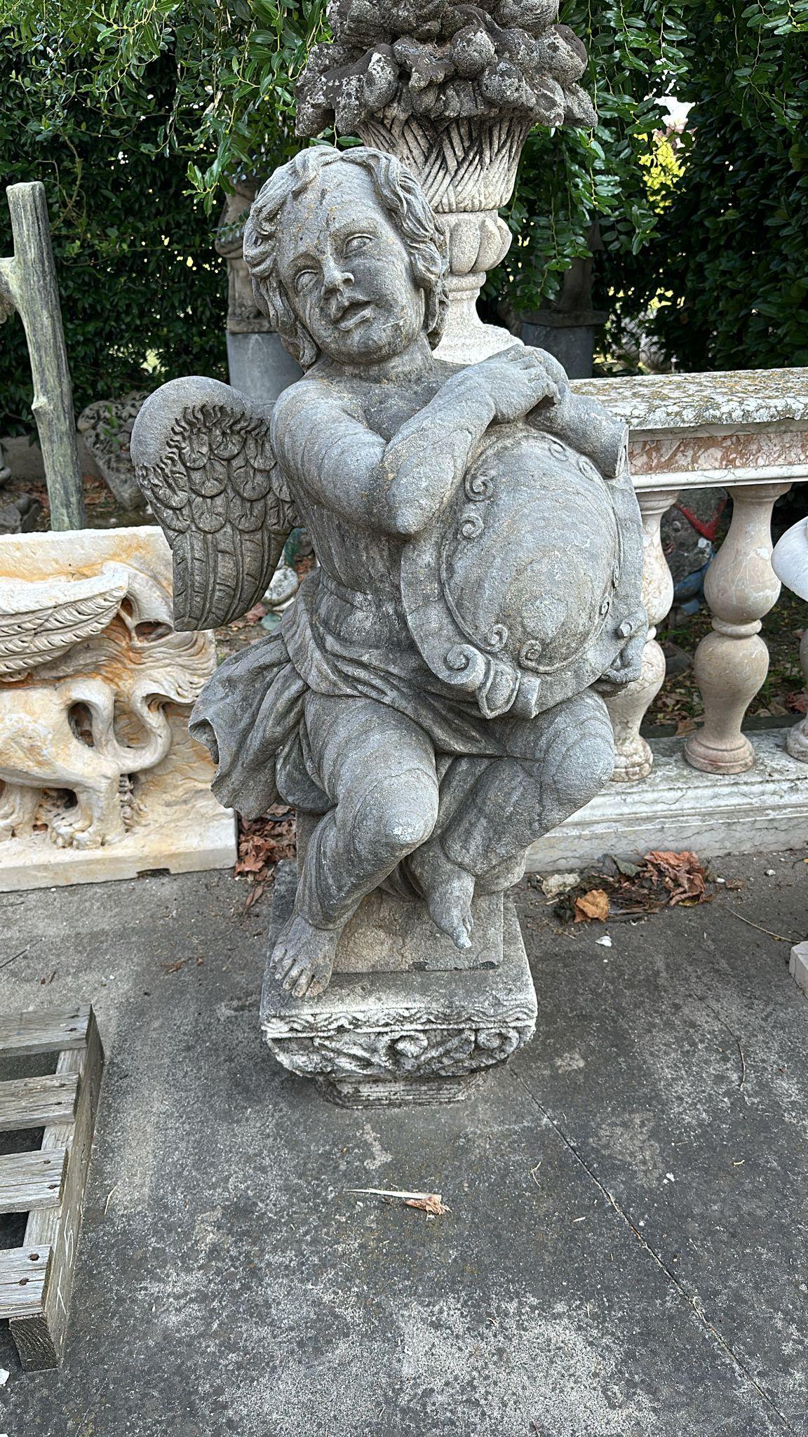 Milieu du XXe siècle Charmantes sculptures en pierre pour le jardin - Lot de 2 chérubins en vente