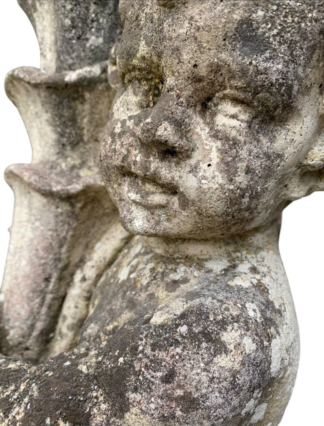 Milieu du XXe siècle Charmantes sculptures en pierre pour le jardin - Lot de 2 chérubins