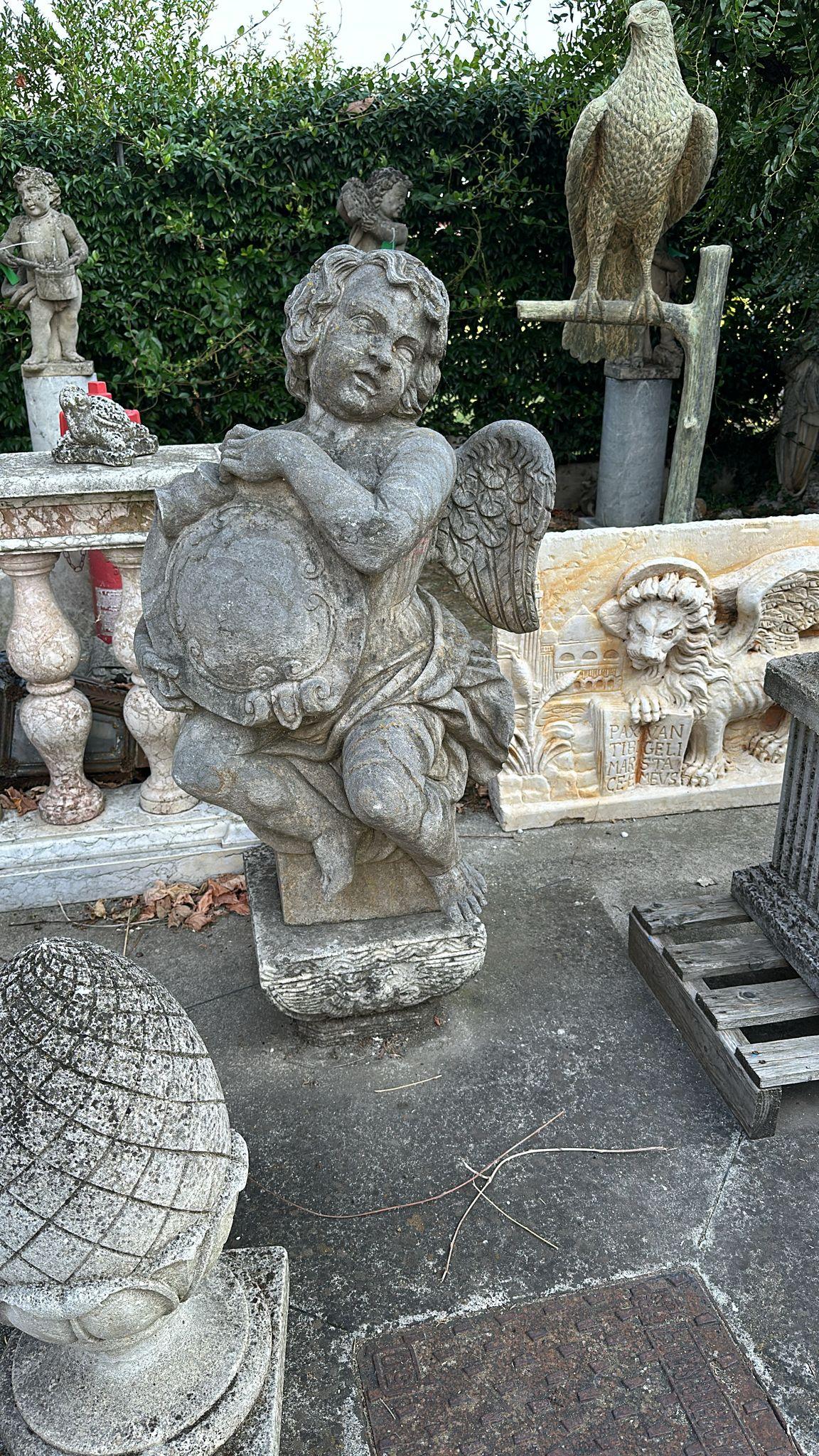 Pierre Charmantes sculptures en pierre pour le jardin - Lot de 2 chérubins en vente